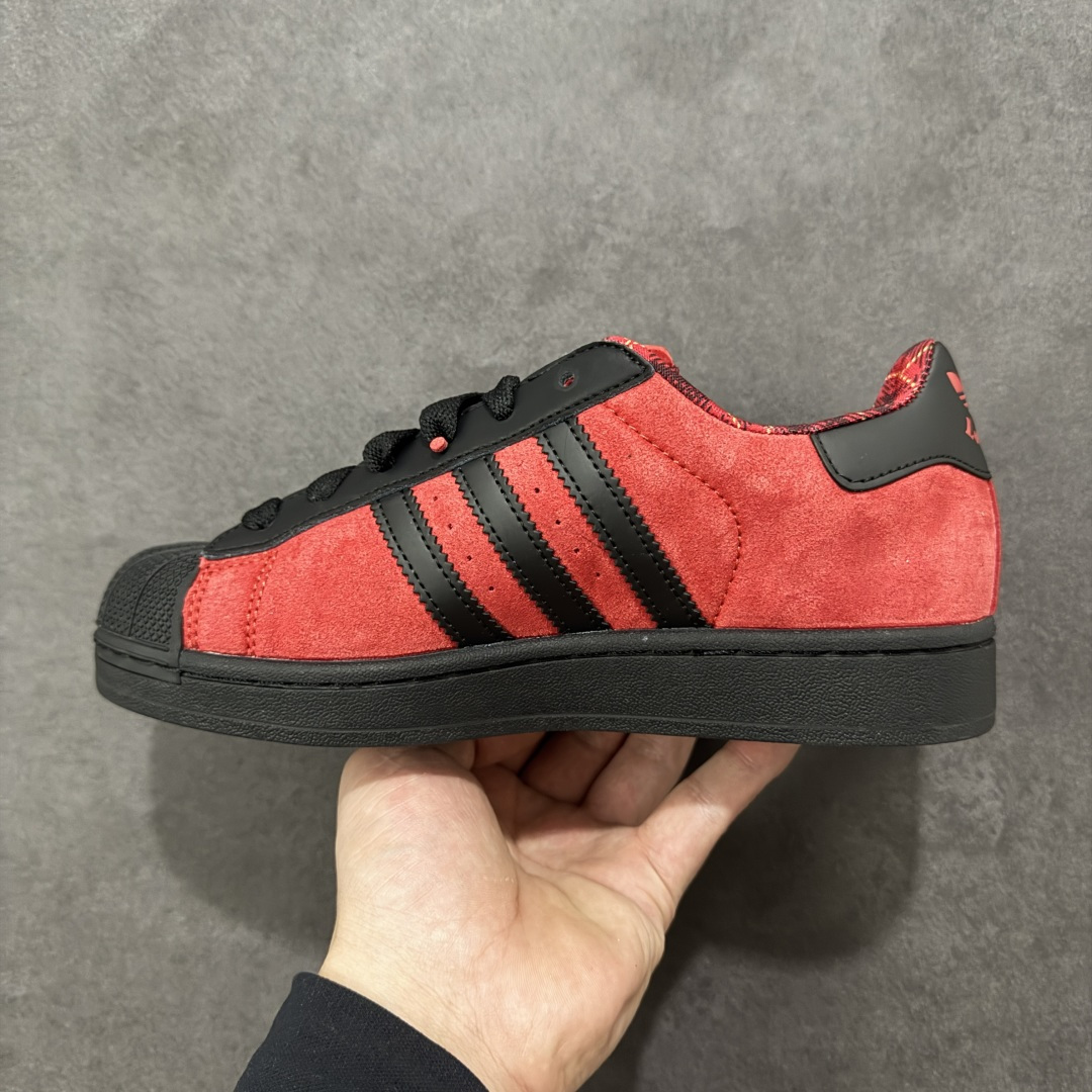 图片[2]-【GX版本】adidas originals Superstar 2 百搭舒适薄底 防滑耐磨 低帮 板鞋 女款 白银 尺码：35-45带半码 货号：JQ3224 Superstar系列以贝壳头设计著称，这一标志性元素使其在众多鞋款中脱颖而出。贝壳头不仅具有防撞和保护脚尖的作用，还成为了时尚界的经典符号。作为阿迪达斯经典系列的一部分，Superstar鞋侧常常饰有三叶草标志，彰显品牌身份与品质保证。鞋面采用优质皮革，质感高级且耐磨耐穿。柔软橡胶底则提供了良好的缓震效果和抓地力。Superstar板鞋以其舒适的穿着体验而著称。柔软橡胶底和合理的内部空间设计，使得长时间穿着也不会感到疲劳。简约复古的鞋型搭配贝壳头设计，使得Superstar成为一款百搭鞋款。无论是搭配牛仔裤、休闲裤还是裙子，都能轻松驾驭各种风格。采用优质材质和精湛工艺打造，Superstar板鞋具有出色的耐用性和耐磨性，能够陪伴消费者度过漫长的时光。自诞生以来，Superstar逐渐成为街头潮流文化的代表之一。众多潮人、明星和设计师都钟爱这款鞋款，纷纷将其纳入自己的穿搭中。-选品中心