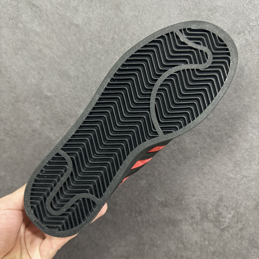 图片[9]-【GX版本】adidas originals Superstar 2 百搭舒适薄底 防滑耐磨 低帮 板鞋 女款 白银 尺码：35-45带半码 货号：JQ3224 Superstar系列以贝壳头设计著称，这一标志性元素使其在众多鞋款中脱颖而出。贝壳头不仅具有防撞和保护脚尖的作用，还成为了时尚界的经典符号。作为阿迪达斯经典系列的一部分，Superstar鞋侧常常饰有三叶草标志，彰显品牌身份与品质保证。鞋面采用优质皮革，质感高级且耐磨耐穿。柔软橡胶底则提供了良好的缓震效果和抓地力。Superstar板鞋以其舒适的穿着体验而著称。柔软橡胶底和合理的内部空间设计，使得长时间穿着也不会感到疲劳。简约复古的鞋型搭配贝壳头设计，使得Superstar成为一款百搭鞋款。无论是搭配牛仔裤、休闲裤还是裙子，都能轻松驾驭各种风格。采用优质材质和精湛工艺打造，Superstar板鞋具有出色的耐用性和耐磨性，能够陪伴消费者度过漫长的时光。自诞生以来，Superstar逐渐成为街头潮流文化的代表之一。众多潮人、明星和设计师都钟爱这款鞋款，纷纷将其纳入自己的穿搭中。-选品中心