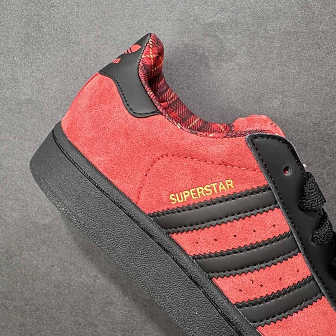 图片[6]-【GX版本】adidas originals Superstar 2 百搭舒适薄底 防滑耐磨 低帮 板鞋 女款 白银 尺码：35-45带半码 货号：JQ3224 Superstar系列以贝壳头设计著称，这一标志性元素使其在众多鞋款中脱颖而出。贝壳头不仅具有防撞和保护脚尖的作用，还成为了时尚界的经典符号。作为阿迪达斯经典系列的一部分，Superstar鞋侧常常饰有三叶草标志，彰显品牌身份与品质保证。鞋面采用优质皮革，质感高级且耐磨耐穿。柔软橡胶底则提供了良好的缓震效果和抓地力。Superstar板鞋以其舒适的穿着体验而著称。柔软橡胶底和合理的内部空间设计，使得长时间穿着也不会感到疲劳。简约复古的鞋型搭配贝壳头设计，使得Superstar成为一款百搭鞋款。无论是搭配牛仔裤、休闲裤还是裙子，都能轻松驾驭各种风格。采用优质材质和精湛工艺打造，Superstar板鞋具有出色的耐用性和耐磨性，能够陪伴消费者度过漫长的时光。自诞生以来，Superstar逐渐成为街头潮流文化的代表之一。众多潮人、明星和设计师都钟爱这款鞋款，纷纷将其纳入自己的穿搭中。-选品中心