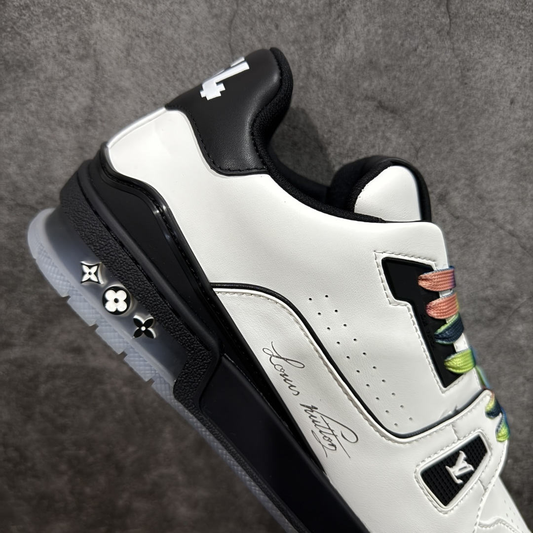 图片[7]-【YS纯原】广奢高端货 LOUIS VUITTON 路易威登 LV Trainer 休闲板鞋 ✦ 原楦原纸版开模，鞋型立体饱满 ✦ 零毛边、零溢胶、零线头瑕疵 ✦ 细节与原版一致 区分市面通货 ✦ 多层叠片＋电脑针车，针距密度一致 ✦ Monogram浮雕＋3D高频压纹 ✦ 多密度发泡中底：支撑回弹媲美专柜 ✦ 原装橡胶大底：含胶量高、纹路深、双拼接零偏差 ✦ ZP级原装包装：专柜款鞋盒＋防尘袋＋说明书 尺码：39-45-选品中心