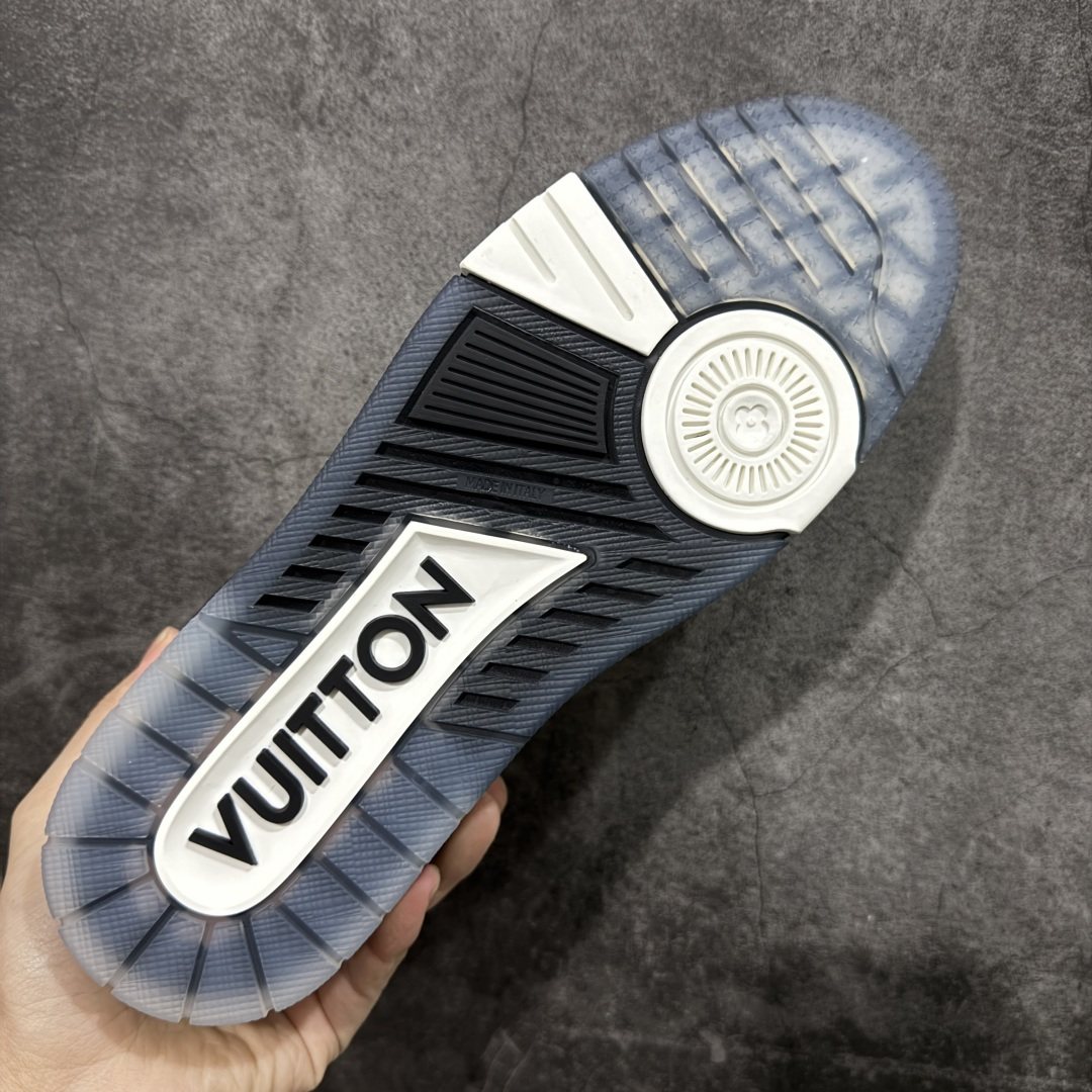 图片[9]-【YS纯原】广奢高端货 LOUIS VUITTON 路易威登 LV Trainer 休闲板鞋 ✦ 原楦原纸版开模，鞋型立体饱满 ✦ 零毛边、零溢胶、零线头瑕疵 ✦ 细节与原版一致 区分市面通货 ✦ 多层叠片＋电脑针车，针距密度一致 ✦ Monogram浮雕＋3D高频压纹 ✦ 多密度发泡中底：支撑回弹媲美专柜 ✦ 原装橡胶大底：含胶量高、纹路深、双拼接零偏差 ✦ ZP级原装包装：专柜款鞋盒＋防尘袋＋说明书 尺码：39-45-选品中心