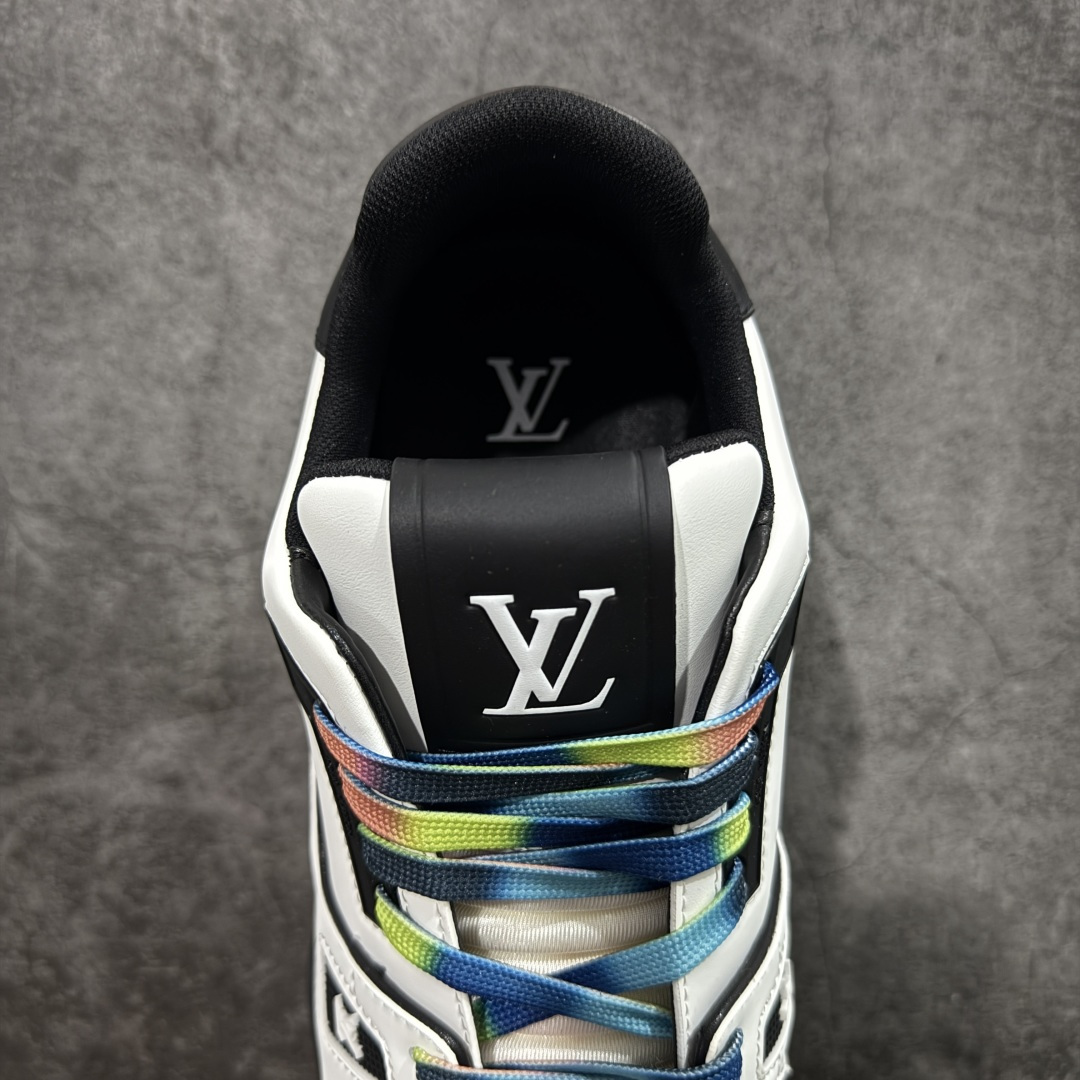 图片[8]-【YS纯原】广奢高端货 LOUIS VUITTON 路易威登 LV Trainer 休闲板鞋 ✦ 原楦原纸版开模，鞋型立体饱满 ✦ 零毛边、零溢胶、零线头瑕疵 ✦ 细节与原版一致 区分市面通货 ✦ 多层叠片＋电脑针车，针距密度一致 ✦ Monogram浮雕＋3D高频压纹 ✦ 多密度发泡中底：支撑回弹媲美专柜 ✦ 原装橡胶大底：含胶量高、纹路深、双拼接零偏差 ✦ ZP级原装包装：专柜款鞋盒＋防尘袋＋说明书 尺码：39-45-选品中心