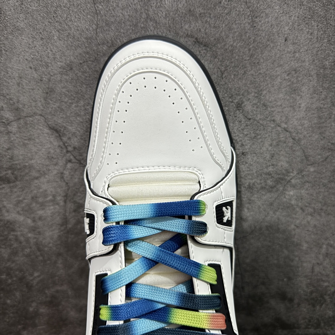 图片[5]-【YS纯原】广奢高端货 LOUIS VUITTON 路易威登 LV Trainer 休闲板鞋 ✦ 原楦原纸版开模，鞋型立体饱满 ✦ 零毛边、零溢胶、零线头瑕疵 ✦ 细节与原版一致 区分市面通货 ✦ 多层叠片＋电脑针车，针距密度一致 ✦ Monogram浮雕＋3D高频压纹 ✦ 多密度发泡中底：支撑回弹媲美专柜 ✦ 原装橡胶大底：含胶量高、纹路深、双拼接零偏差 ✦ ZP级原装包装：专柜款鞋盒＋防尘袋＋说明书 尺码：39-45-选品中心