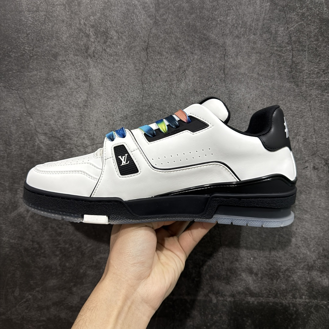 图片[2]-【YS纯原】广奢高端货 LOUIS VUITTON 路易威登 LV Trainer 休闲板鞋 ✦ 原楦原纸版开模，鞋型立体饱满 ✦ 零毛边、零溢胶、零线头瑕疵 ✦ 细节与原版一致 区分市面通货 ✦ 多层叠片＋电脑针车，针距密度一致 ✦ Monogram浮雕＋3D高频压纹 ✦ 多密度发泡中底：支撑回弹媲美专柜 ✦ 原装橡胶大底：含胶量高、纹路深、双拼接零偏差 ✦ ZP级原装包装：专柜款鞋盒＋防尘袋＋说明书 尺码：39-45-选品中心