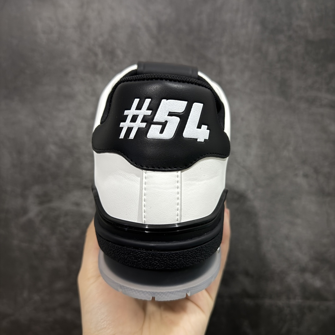 图片[4]-【YS纯原】广奢高端货 LOUIS VUITTON 路易威登 LV Trainer 休闲板鞋 ✦ 原楦原纸版开模，鞋型立体饱满 ✦ 零毛边、零溢胶、零线头瑕疵 ✦ 细节与原版一致 区分市面通货 ✦ 多层叠片＋电脑针车，针距密度一致 ✦ Monogram浮雕＋3D高频压纹 ✦ 多密度发泡中底：支撑回弹媲美专柜 ✦ 原装橡胶大底：含胶量高、纹路深、双拼接零偏差 ✦ ZP级原装包装：专柜款鞋盒＋防尘袋＋说明书 尺码：39-45-选品中心