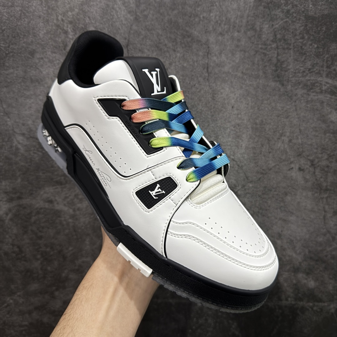 图片[3]-【YS纯原】广奢高端货 LOUIS VUITTON 路易威登 LV Trainer 休闲板鞋 ✦ 原楦原纸版开模，鞋型立体饱满 ✦ 零毛边、零溢胶、零线头瑕疵 ✦ 细节与原版一致 区分市面通货 ✦ 多层叠片＋电脑针车，针距密度一致 ✦ Monogram浮雕＋3D高频压纹 ✦ 多密度发泡中底：支撑回弹媲美专柜 ✦ 原装橡胶大底：含胶量高、纹路深、双拼接零偏差 ✦ ZP级原装包装：专柜款鞋盒＋防尘袋＋说明书 尺码：39-45-选品中心