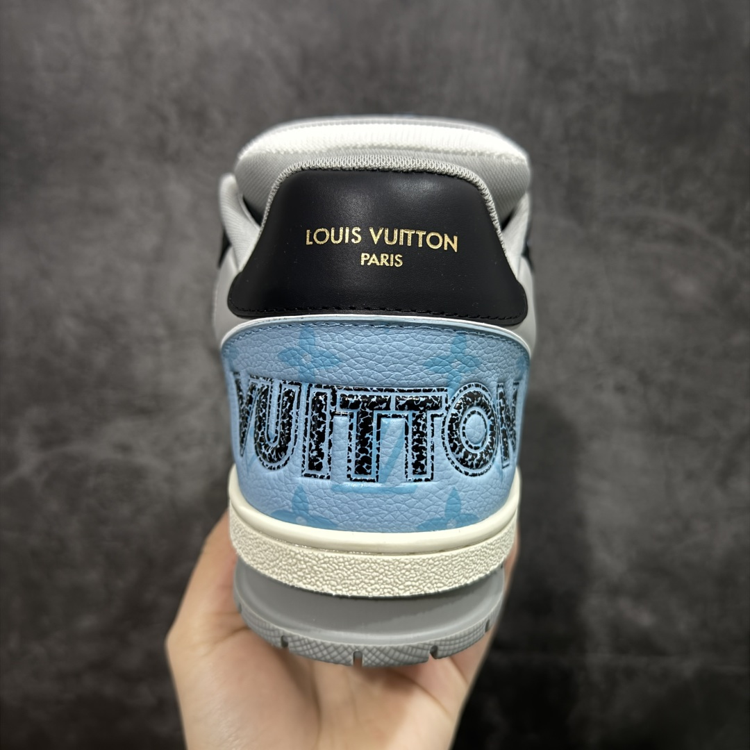 图片[4]-【YS纯原】广奢高端货 LOUIS VUITTON 路易威登 LV Trainer 休闲板鞋 ✦ 原楦原纸版开模，鞋型立体饱满 ✦ 零毛边、零溢胶、零线头瑕疵 ✦ 细节与原版一致 区分市面通货 ✦ 多层叠片＋电脑针车，针距密度一致 ✦ Monogram浮雕＋3D高频压纹 ✦ 多密度发泡中底：支撑回弹媲美专柜 ✦ 原装橡胶大底：含胶量高、纹路深、双拼接零偏差 ✦ ZP级原装包装：专柜款鞋盒＋防尘袋＋说明书 尺码：39-45-选品中心