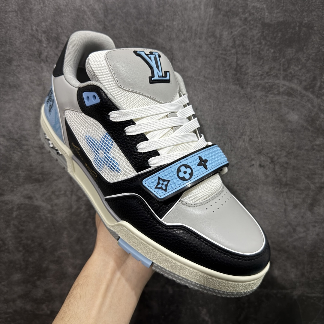 图片[3]-【YS纯原】广奢高端货 LOUIS VUITTON 路易威登 LV Trainer 休闲板鞋 ✦ 原楦原纸版开模，鞋型立体饱满 ✦ 零毛边、零溢胶、零线头瑕疵 ✦ 细节与原版一致 区分市面通货 ✦ 多层叠片＋电脑针车，针距密度一致 ✦ Monogram浮雕＋3D高频压纹 ✦ 多密度发泡中底：支撑回弹媲美专柜 ✦ 原装橡胶大底：含胶量高、纹路深、双拼接零偏差 ✦ ZP级原装包装：专柜款鞋盒＋防尘袋＋说明书 尺码：39-45-选品中心