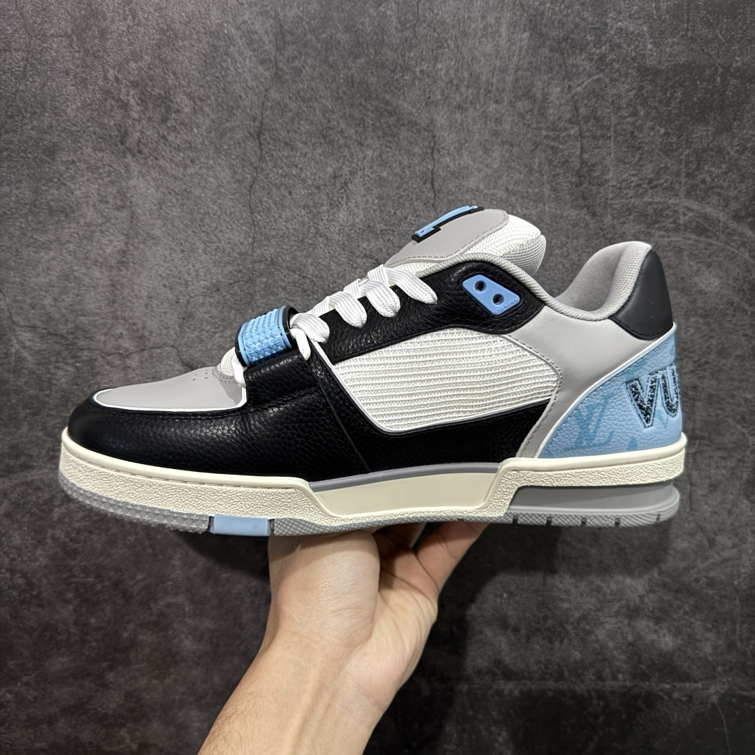 图片[2]-【YS纯原】广奢高端货 LOUIS VUITTON 路易威登 LV Trainer 休闲板鞋 ✦ 原楦原纸版开模，鞋型立体饱满 ✦ 零毛边、零溢胶、零线头瑕疵 ✦ 细节与原版一致 区分市面通货 ✦ 多层叠片＋电脑针车，针距密度一致 ✦ Monogram浮雕＋3D高频压纹 ✦ 多密度发泡中底：支撑回弹媲美专柜 ✦ 原装橡胶大底：含胶量高、纹路深、双拼接零偏差 ✦ ZP级原装包装：专柜款鞋盒＋防尘袋＋说明书 尺码：39-45-选品中心