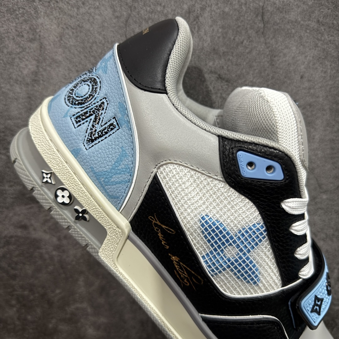 图片[7]-【YS纯原】广奢高端货 LOUIS VUITTON 路易威登 LV Trainer 休闲板鞋 ✦ 原楦原纸版开模，鞋型立体饱满 ✦ 零毛边、零溢胶、零线头瑕疵 ✦ 细节与原版一致 区分市面通货 ✦ 多层叠片＋电脑针车，针距密度一致 ✦ Monogram浮雕＋3D高频压纹 ✦ 多密度发泡中底：支撑回弹媲美专柜 ✦ 原装橡胶大底：含胶量高、纹路深、双拼接零偏差 ✦ ZP级原装包装：专柜款鞋盒＋防尘袋＋说明书 尺码：39-45-选品中心