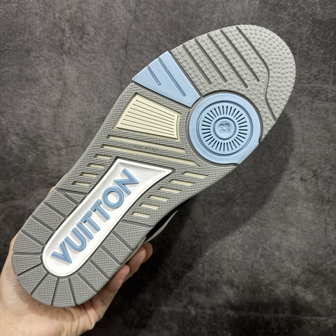 图片[9]-【YS纯原】广奢高端货 LOUIS VUITTON 路易威登 LV Trainer 休闲板鞋 ✦ 原楦原纸版开模，鞋型立体饱满 ✦ 零毛边、零溢胶、零线头瑕疵 ✦ 细节与原版一致 区分市面通货 ✦ 多层叠片＋电脑针车，针距密度一致 ✦ Monogram浮雕＋3D高频压纹 ✦ 多密度发泡中底：支撑回弹媲美专柜 ✦ 原装橡胶大底：含胶量高、纹路深、双拼接零偏差 ✦ ZP级原装包装：专柜款鞋盒＋防尘袋＋说明书 尺码：39-45-选品中心