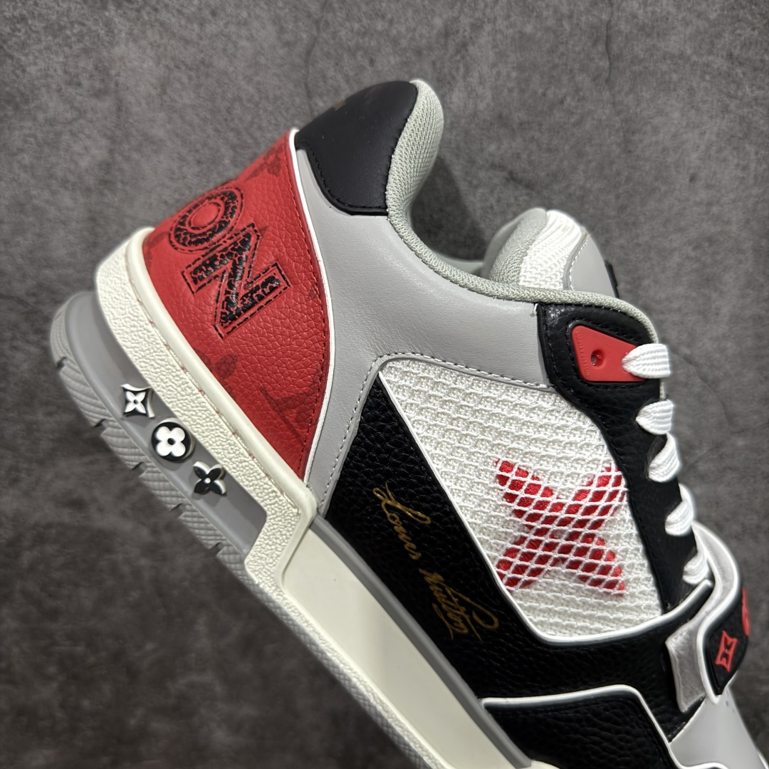 图片[7]-【YS纯原】广奢高端货 LOUIS VUITTON 路易威登 LV Trainer 休闲板鞋 ✦ 原楦原纸版开模，鞋型立体饱满 ✦ 零毛边、零溢胶、零线头瑕疵 ✦ 细节与原版一致 区分市面通货 ✦ 多层叠片＋电脑针车，针距密度一致 ✦ Monogram浮雕＋3D高频压纹 ✦ 多密度发泡中底：支撑回弹媲美专柜 ✦ 原装橡胶大底：含胶量高、纹路深、双拼接零偏差 ✦ ZP级原装包装：专柜款鞋盒＋防尘袋＋说明书 尺码：39-45-选品中心