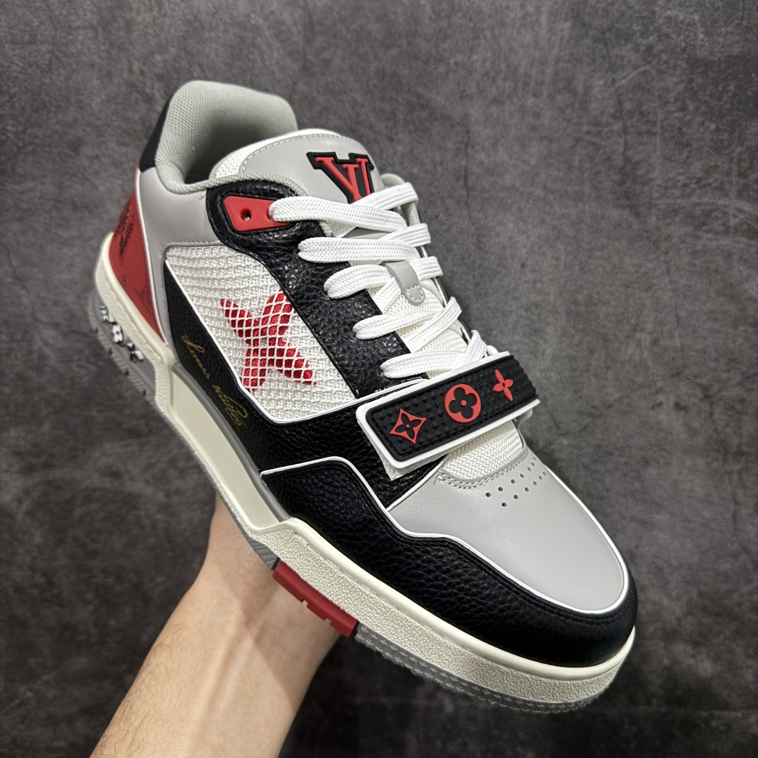 图片[3]-【YS纯原】广奢高端货 LOUIS VUITTON 路易威登 LV Trainer 休闲板鞋 ✦ 原楦原纸版开模，鞋型立体饱满 ✦ 零毛边、零溢胶、零线头瑕疵 ✦ 细节与原版一致 区分市面通货 ✦ 多层叠片＋电脑针车，针距密度一致 ✦ Monogram浮雕＋3D高频压纹 ✦ 多密度发泡中底：支撑回弹媲美专柜 ✦ 原装橡胶大底：含胶量高、纹路深、双拼接零偏差 ✦ ZP级原装包装：专柜款鞋盒＋防尘袋＋说明书 尺码：39-45-选品中心