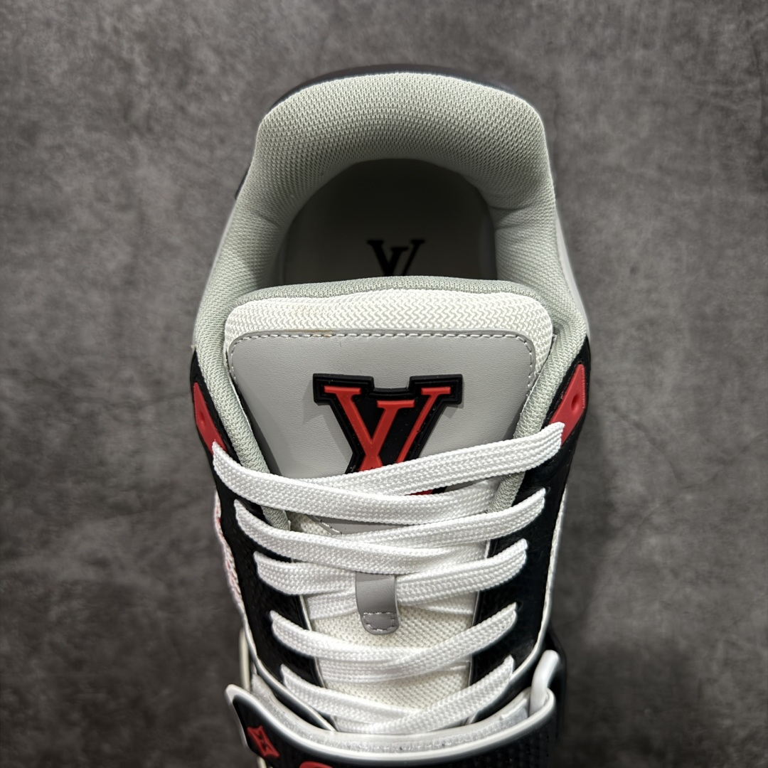 图片[8]-【YS纯原】广奢高端货 LOUIS VUITTON 路易威登 LV Trainer 休闲板鞋 ✦ 原楦原纸版开模，鞋型立体饱满 ✦ 零毛边、零溢胶、零线头瑕疵 ✦ 细节与原版一致 区分市面通货 ✦ 多层叠片＋电脑针车，针距密度一致 ✦ Monogram浮雕＋3D高频压纹 ✦ 多密度发泡中底：支撑回弹媲美专柜 ✦ 原装橡胶大底：含胶量高、纹路深、双拼接零偏差 ✦ ZP级原装包装：专柜款鞋盒＋防尘袋＋说明书 尺码：39-45-选品中心