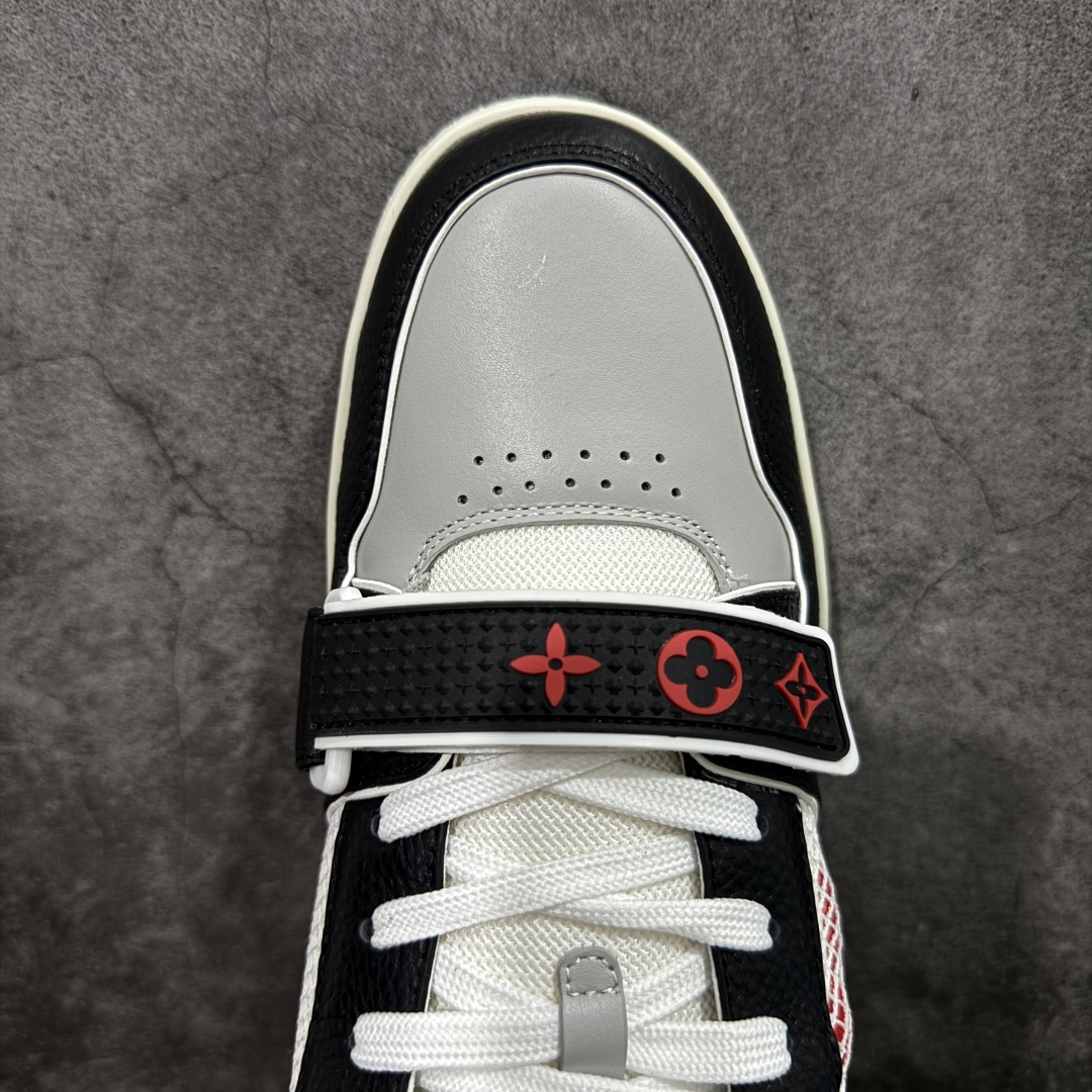 图片[5]-【YS纯原】广奢高端货 LOUIS VUITTON 路易威登 LV Trainer 休闲板鞋 ✦ 原楦原纸版开模，鞋型立体饱满 ✦ 零毛边、零溢胶、零线头瑕疵 ✦ 细节与原版一致 区分市面通货 ✦ 多层叠片＋电脑针车，针距密度一致 ✦ Monogram浮雕＋3D高频压纹 ✦ 多密度发泡中底：支撑回弹媲美专柜 ✦ 原装橡胶大底：含胶量高、纹路深、双拼接零偏差 ✦ ZP级原装包装：专柜款鞋盒＋防尘袋＋说明书 尺码：39-45-选品中心