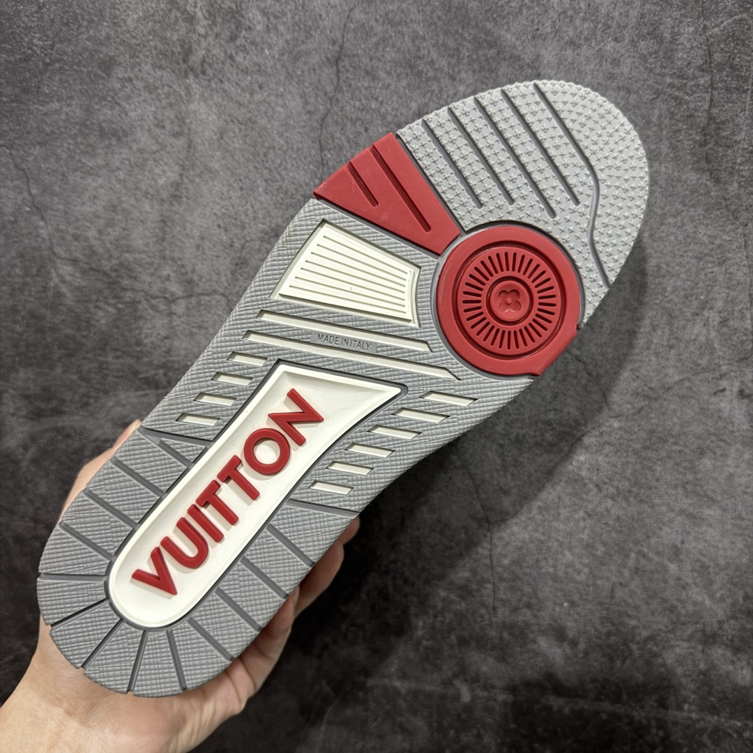 图片[9]-【YS纯原】广奢高端货 LOUIS VUITTON 路易威登 LV Trainer 休闲板鞋 ✦ 原楦原纸版开模，鞋型立体饱满 ✦ 零毛边、零溢胶、零线头瑕疵 ✦ 细节与原版一致 区分市面通货 ✦ 多层叠片＋电脑针车，针距密度一致 ✦ Monogram浮雕＋3D高频压纹 ✦ 多密度发泡中底：支撑回弹媲美专柜 ✦ 原装橡胶大底：含胶量高、纹路深、双拼接零偏差 ✦ ZP级原装包装：专柜款鞋盒＋防尘袋＋说明书 尺码：39-45-选品中心