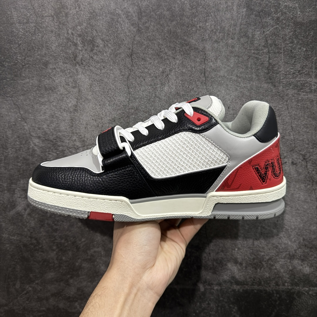 图片[2]-【YS纯原】广奢高端货 LOUIS VUITTON 路易威登 LV Trainer 休闲板鞋 ✦ 原楦原纸版开模，鞋型立体饱满 ✦ 零毛边、零溢胶、零线头瑕疵 ✦ 细节与原版一致 区分市面通货 ✦ 多层叠片＋电脑针车，针距密度一致 ✦ Monogram浮雕＋3D高频压纹 ✦ 多密度发泡中底：支撑回弹媲美专柜 ✦ 原装橡胶大底：含胶量高、纹路深、双拼接零偏差 ✦ ZP级原装包装：专柜款鞋盒＋防尘袋＋说明书 尺码：39-45-选品中心