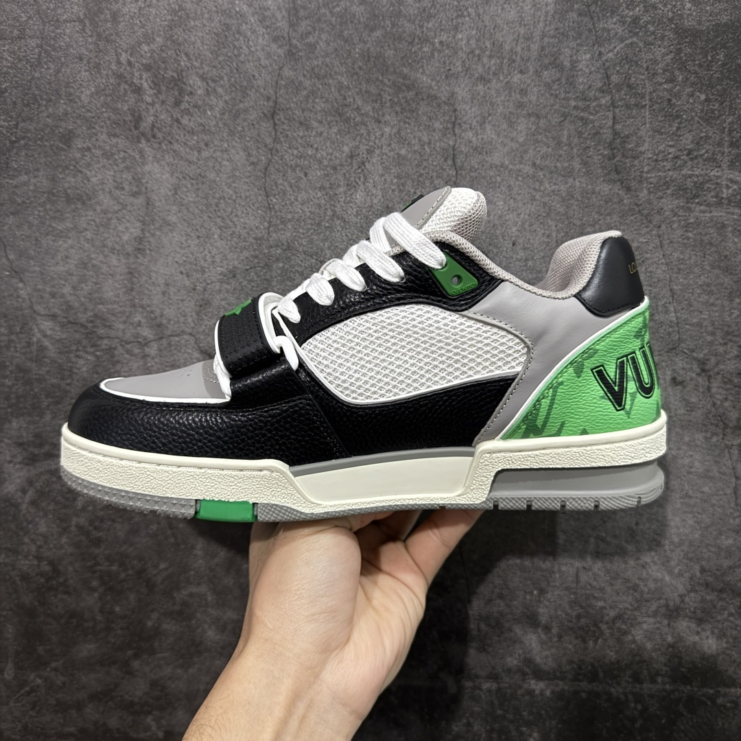 图片[2]-【YS纯原】广奢高端货 LOUIS VUITTON 路易威登 LV Trainer 休闲板鞋 ✦ 原楦原纸版开模，鞋型立体饱满 ✦ 零毛边、零溢胶、零线头瑕疵 ✦ 细节与原版一致 区分市面通货 ✦ 多层叠片＋电脑针车，针距密度一致 ✦ Monogram浮雕＋3D高频压纹 ✦ 多密度发泡中底：支撑回弹媲美专柜 ✦ 原装橡胶大底：含胶量高、纹路深、双拼接零偏差 ✦ ZP级原装包装：专柜款鞋盒＋防尘袋＋说明书 尺码：39-45-选品中心