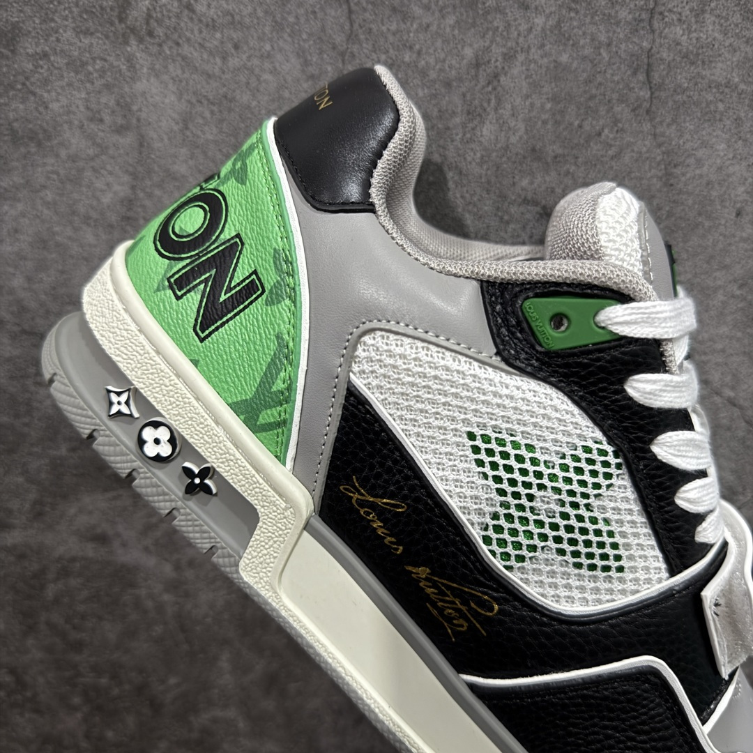 图片[7]-【YS纯原】广奢高端货 LOUIS VUITTON 路易威登 LV Trainer 休闲板鞋 ✦ 原楦原纸版开模，鞋型立体饱满 ✦ 零毛边、零溢胶、零线头瑕疵 ✦ 细节与原版一致 区分市面通货 ✦ 多层叠片＋电脑针车，针距密度一致 ✦ Monogram浮雕＋3D高频压纹 ✦ 多密度发泡中底：支撑回弹媲美专柜 ✦ 原装橡胶大底：含胶量高、纹路深、双拼接零偏差 ✦ ZP级原装包装：专柜款鞋盒＋防尘袋＋说明书 尺码：39-45-选品中心