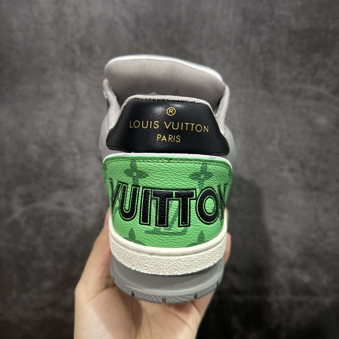 图片[4]-【YS纯原】广奢高端货 LOUIS VUITTON 路易威登 LV Trainer 休闲板鞋 ✦ 原楦原纸版开模，鞋型立体饱满 ✦ 零毛边、零溢胶、零线头瑕疵 ✦ 细节与原版一致 区分市面通货 ✦ 多层叠片＋电脑针车，针距密度一致 ✦ Monogram浮雕＋3D高频压纹 ✦ 多密度发泡中底：支撑回弹媲美专柜 ✦ 原装橡胶大底：含胶量高、纹路深、双拼接零偏差 ✦ ZP级原装包装：专柜款鞋盒＋防尘袋＋说明书 尺码：39-45-选品中心