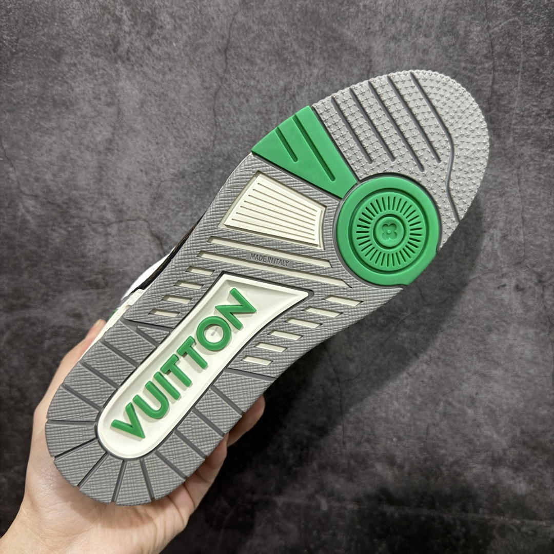 图片[9]-【YS纯原】广奢高端货 LOUIS VUITTON 路易威登 LV Trainer 休闲板鞋 ✦ 原楦原纸版开模，鞋型立体饱满 ✦ 零毛边、零溢胶、零线头瑕疵 ✦ 细节与原版一致 区分市面通货 ✦ 多层叠片＋电脑针车，针距密度一致 ✦ Monogram浮雕＋3D高频压纹 ✦ 多密度发泡中底：支撑回弹媲美专柜 ✦ 原装橡胶大底：含胶量高、纹路深、双拼接零偏差 ✦ ZP级原装包装：专柜款鞋盒＋防尘袋＋说明书 尺码：39-45-选品中心