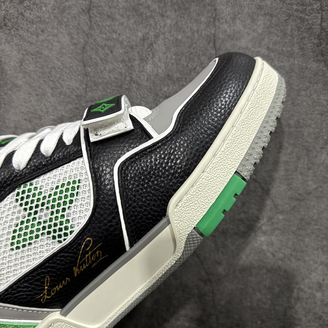 图片[6]-【YS纯原】广奢高端货 LOUIS VUITTON 路易威登 LV Trainer 休闲板鞋 ✦ 原楦原纸版开模，鞋型立体饱满 ✦ 零毛边、零溢胶、零线头瑕疵 ✦ 细节与原版一致 区分市面通货 ✦ 多层叠片＋电脑针车，针距密度一致 ✦ Monogram浮雕＋3D高频压纹 ✦ 多密度发泡中底：支撑回弹媲美专柜 ✦ 原装橡胶大底：含胶量高、纹路深、双拼接零偏差 ✦ ZP级原装包装：专柜款鞋盒＋防尘袋＋说明书 尺码：39-45-选品中心