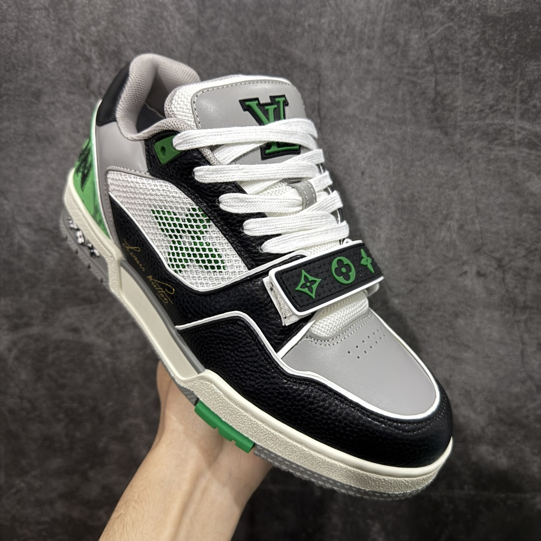 图片[3]-【YS纯原】广奢高端货 LOUIS VUITTON 路易威登 LV Trainer 休闲板鞋 ✦ 原楦原纸版开模，鞋型立体饱满 ✦ 零毛边、零溢胶、零线头瑕疵 ✦ 细节与原版一致 区分市面通货 ✦ 多层叠片＋电脑针车，针距密度一致 ✦ Monogram浮雕＋3D高频压纹 ✦ 多密度发泡中底：支撑回弹媲美专柜 ✦ 原装橡胶大底：含胶量高、纹路深、双拼接零偏差 ✦ ZP级原装包装：专柜款鞋盒＋防尘袋＋说明书 尺码：39-45-选品中心