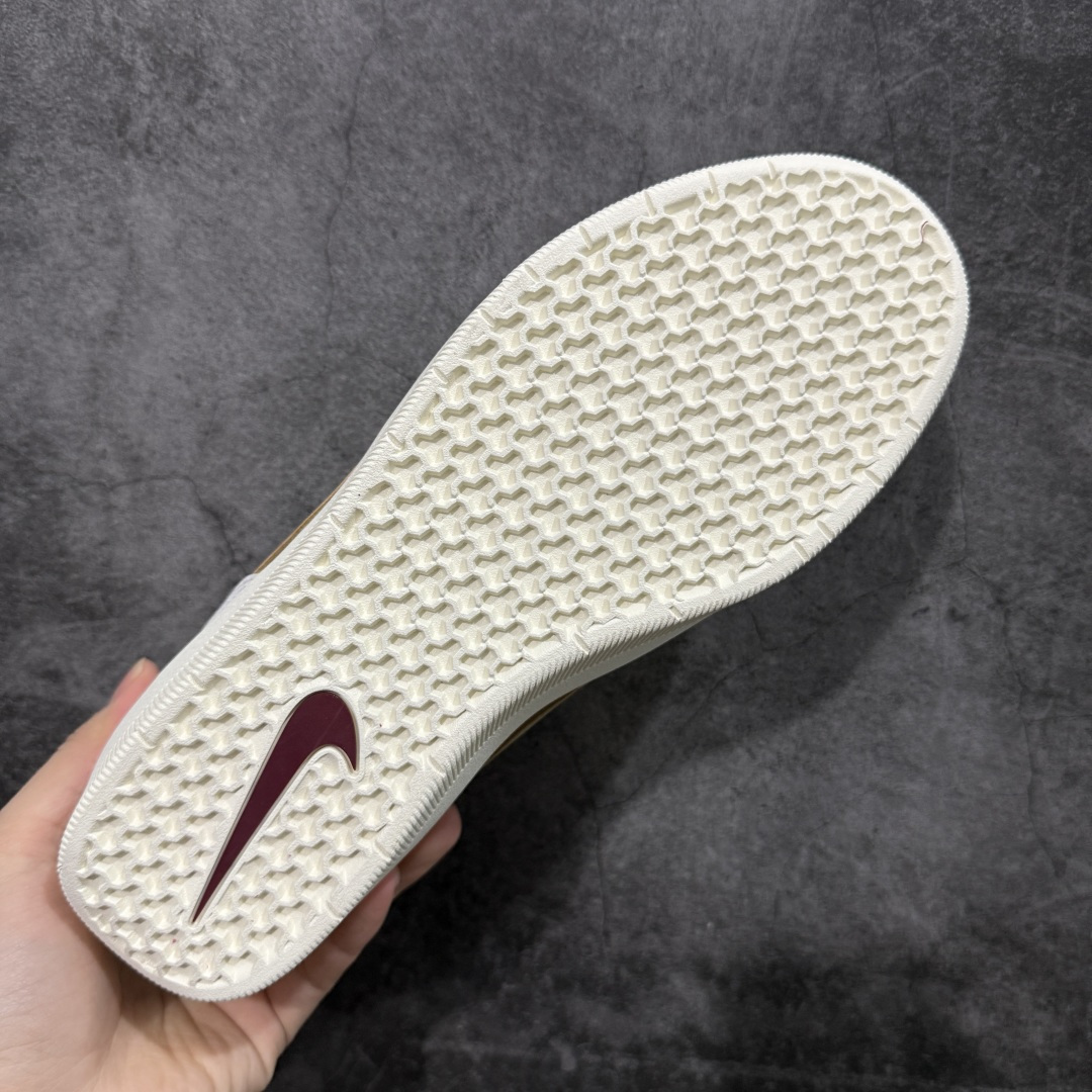 图片[9]-【公司级】Nike SB Force 58 是一款结合了经典篮球元素与滑板功能的鞋款。鞋身采用帆布、麂皮与冲孔细节，致敬传统篮球风格，呈现出复古又时尚的外观。加厚鞋舌设计提升穿着舒适度，内侧弹性衬布提供稳固贴合感，即使鞋带松脱也能保持鞋子贴合脚型。全新杯式外底设计兼顾耐久性与灵活性，减少磨合时间，提升滑板体验。鞋底Tri-Star纹理提供出色的抓地力和灵敏脚感。 货号：DV5477-202 尺码：36 36.5 37.5 38 38.5 39 40 40.5 41 42 42.5 43 44 45 编码：XSB220230-选品中心