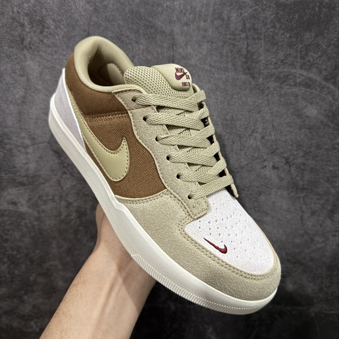 图片[3]-【公司级】Nike SB Force 58 是一款结合了经典篮球元素与滑板功能的鞋款。鞋身采用帆布、麂皮与冲孔细节，致敬传统篮球风格，呈现出复古又时尚的外观。加厚鞋舌设计提升穿着舒适度，内侧弹性衬布提供稳固贴合感，即使鞋带松脱也能保持鞋子贴合脚型。全新杯式外底设计兼顾耐久性与灵活性，减少磨合时间，提升滑板体验。鞋底Tri-Star纹理提供出色的抓地力和灵敏脚感。 货号：DV5477-202 尺码：36 36.5 37.5 38 38.5 39 40 40.5 41 42 42.5 43 44 45 编码：XSB220230-选品中心