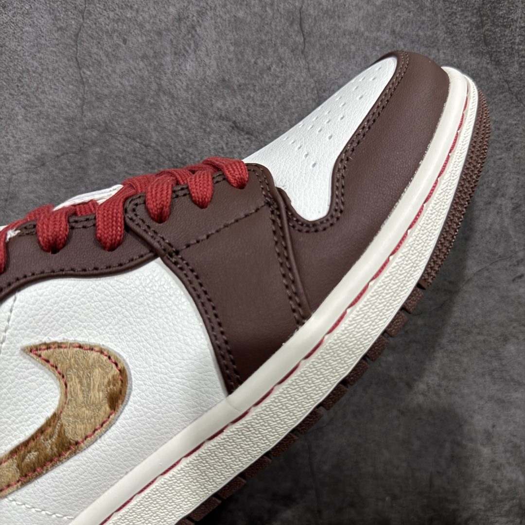 图片[6]-【DT纯原】AJ1 乔一 马年限定 新年款 低帮复古篮球鞋 男女同款 棕褐色 IQ5321-121  市面中低帮最具代表性版本没有之一 口碑大厂出品 品控大底版型不断改良更新 全套原纸板楦头开发 确保原汁原味 完美呈现版型 完美零毛边处理 原厂内置全掌气垫 价格定位良心 平台专用代工流水线出品 一眼公司既视感 拿到手的一瞬间就与众不同 碾压市面所有版本 全部原鞋开发 每一个配色都会采购原鞋确认细节 打破市面看图做货无好货之说 尺码：35.5-46-选品中心