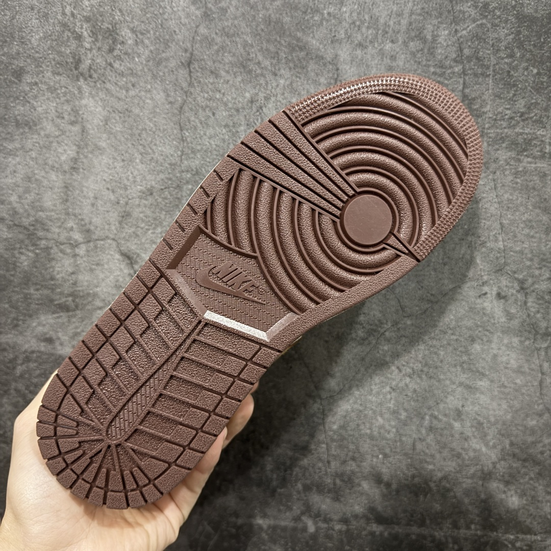 图片[9]-【DT纯原】AJ1 乔一 马年限定 新年款 低帮复古篮球鞋 男女同款 棕褐色 IQ5321-121  市面中低帮最具代表性版本没有之一 口碑大厂出品 品控大底版型不断改良更新 全套原纸板楦头开发 确保原汁原味 完美呈现版型 完美零毛边处理 原厂内置全掌气垫 价格定位良心 平台专用代工流水线出品 一眼公司既视感 拿到手的一瞬间就与众不同 碾压市面所有版本 全部原鞋开发 每一个配色都会采购原鞋确认细节 打破市面看图做货无好货之说 尺码：35.5-46-选品中心