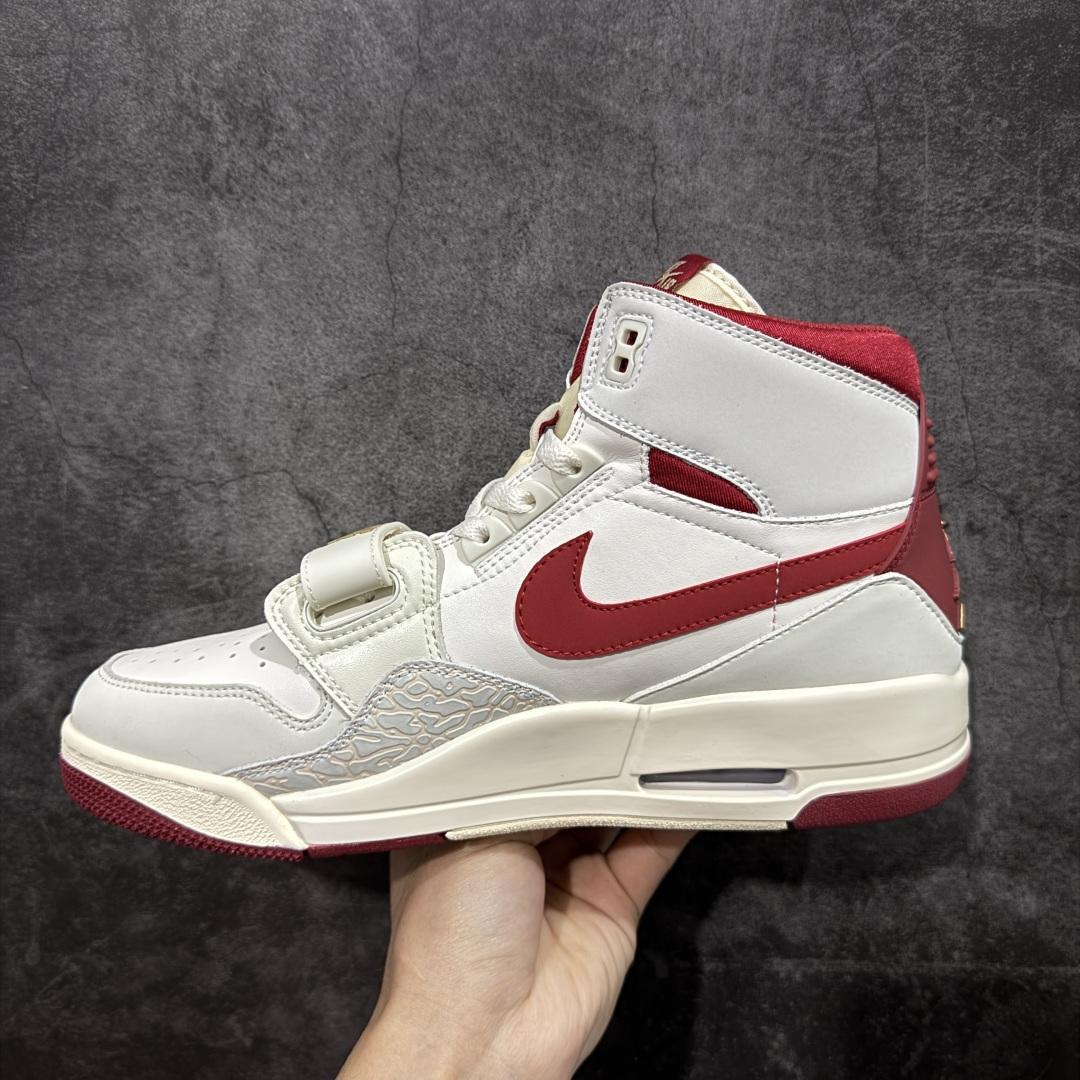 图片[2]-【黑金版本】Air Jordan Legacy AJ312 高帮复古篮球鞋 白灰红 马年限定 IQ9785-161 市场独一档产物 全套原纸板楦头开发 原厂大底磨具加持立体防滑纹理 原档数据后跟TPU子母扣魔术贴 原装可视Air Sole气垫 原汁原味最完美的312代版型 唯一正确鞋头趴度弧度高度鞋身腰线 进口港宝加持 后跟自然饱满 全鞋荧光划线卡点 追求极致完美 每一双都是工艺品 多重QC质检 超越公司货的品控标准 实实在在的免检产品 鞋身采用了皮革材质打造 横跨鞋面的魔术贴十分吸睛 侧面的Swoosh Logo的一部分被鞋面遮挡了一部分 颇具玩味 魔术贴上标有NK标识 而鞋舌上是Jordan的经典红色飞翼Logo 后跟和鞋底均采用了AJ3的设计 后跟上同样也使用了经典的爆裂纹图案 尺码：36-46-选品中心