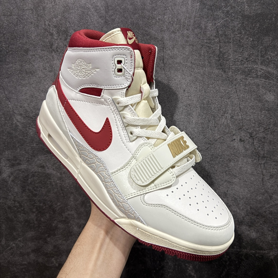 图片[3]-【黑金版本】Air Jordan Legacy AJ312 高帮复古篮球鞋 白灰红 马年限定 IQ9785-161 市场独一档产物 全套原纸板楦头开发 原厂大底磨具加持立体防滑纹理 原档数据后跟TPU子母扣魔术贴 原装可视Air Sole气垫 原汁原味最完美的312代版型 唯一正确鞋头趴度弧度高度鞋身腰线 进口港宝加持 后跟自然饱满 全鞋荧光划线卡点 追求极致完美 每一双都是工艺品 多重QC质检 超越公司货的品控标准 实实在在的免检产品 鞋身采用了皮革材质打造 横跨鞋面的魔术贴十分吸睛 侧面的Swoosh Logo的一部分被鞋面遮挡了一部分 颇具玩味 魔术贴上标有NK标识 而鞋舌上是Jordan的经典红色飞翼Logo 后跟和鞋底均采用了AJ3的设计 后跟上同样也使用了经典的爆裂纹图案 尺码：36-46-选品中心