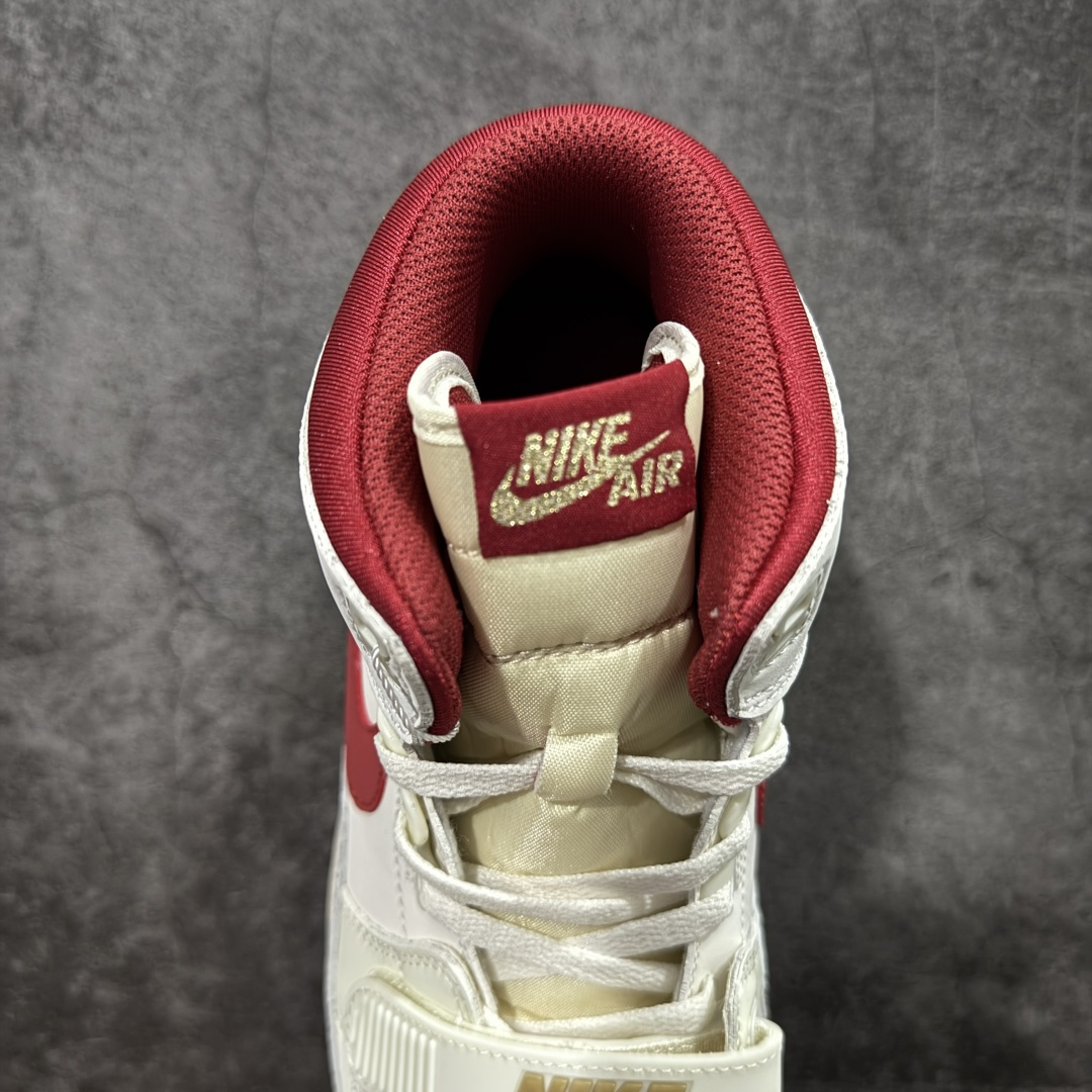 图片[8]-【黑金版本】Air Jordan Legacy AJ312 高帮复古篮球鞋 白灰红 马年限定 IQ9785-161 市场独一档产物 全套原纸板楦头开发 原厂大底磨具加持立体防滑纹理 原档数据后跟TPU子母扣魔术贴 原装可视Air Sole气垫 原汁原味最完美的312代版型 唯一正确鞋头趴度弧度高度鞋身腰线 进口港宝加持 后跟自然饱满 全鞋荧光划线卡点 追求极致完美 每一双都是工艺品 多重QC质检 超越公司货的品控标准 实实在在的免检产品 鞋身采用了皮革材质打造 横跨鞋面的魔术贴十分吸睛 侧面的Swoosh Logo的一部分被鞋面遮挡了一部分 颇具玩味 魔术贴上标有NK标识 而鞋舌上是Jordan的经典红色飞翼Logo 后跟和鞋底均采用了AJ3的设计 后跟上同样也使用了经典的爆裂纹图案 尺码：36-46-选品中心