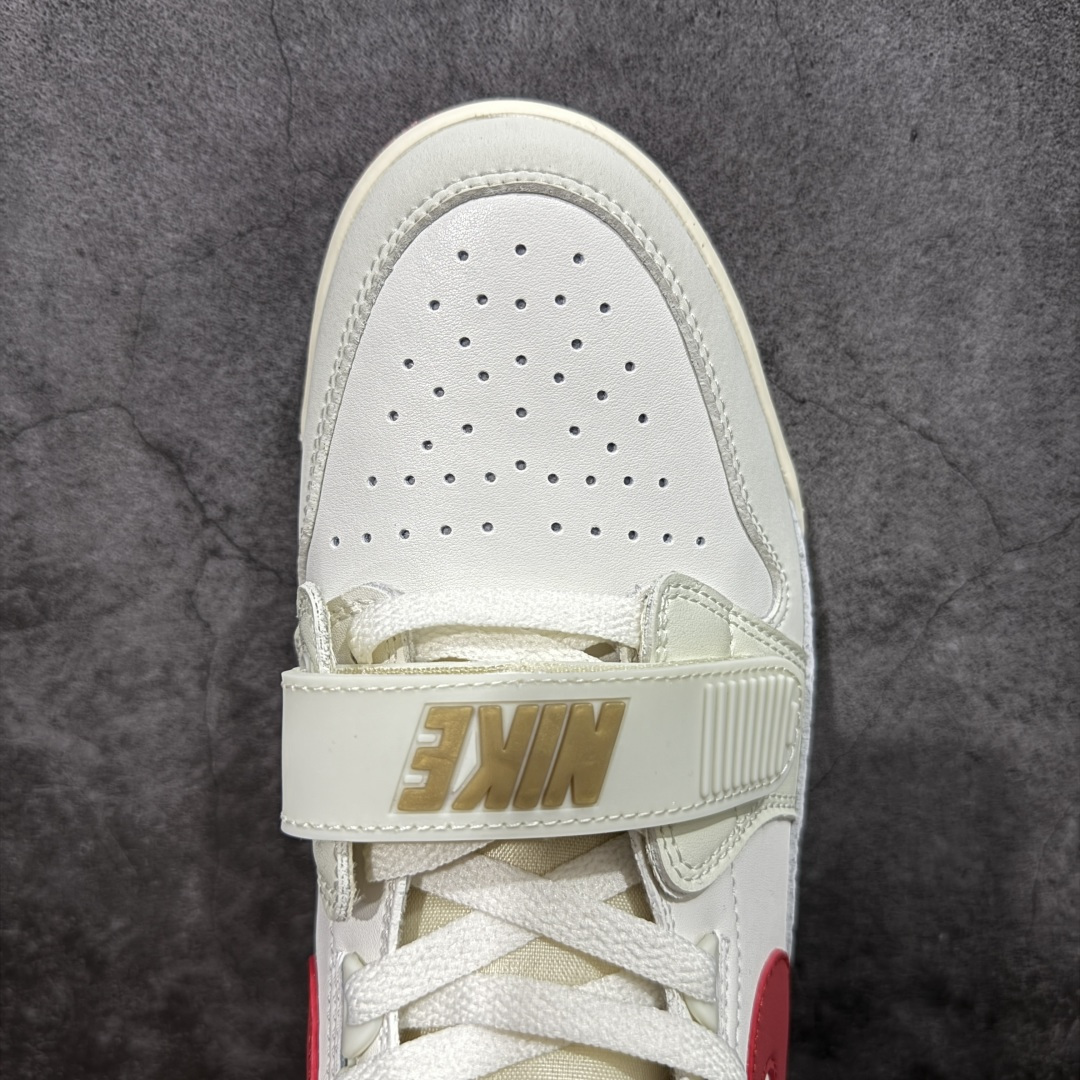 图片[5]-【黑金版本】Air Jordan Legacy AJ312 高帮复古篮球鞋 白灰红 马年限定 IQ9785-161 市场独一档产物 全套原纸板楦头开发 原厂大底磨具加持立体防滑纹理 原档数据后跟TPU子母扣魔术贴 原装可视Air Sole气垫 原汁原味最完美的312代版型 唯一正确鞋头趴度弧度高度鞋身腰线 进口港宝加持 后跟自然饱满 全鞋荧光划线卡点 追求极致完美 每一双都是工艺品 多重QC质检 超越公司货的品控标准 实实在在的免检产品 鞋身采用了皮革材质打造 横跨鞋面的魔术贴十分吸睛 侧面的Swoosh Logo的一部分被鞋面遮挡了一部分 颇具玩味 魔术贴上标有NK标识 而鞋舌上是Jordan的经典红色飞翼Logo 后跟和鞋底均采用了AJ3的设计 后跟上同样也使用了经典的爆裂纹图案 尺码：36-46-选品中心
