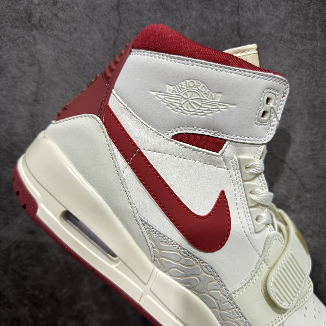 图片[7]-【黑金版本】Air Jordan Legacy AJ312 高帮复古篮球鞋 白灰红 马年限定 IQ9785-161 市场独一档产物 全套原纸板楦头开发 原厂大底磨具加持立体防滑纹理 原档数据后跟TPU子母扣魔术贴 原装可视Air Sole气垫 原汁原味最完美的312代版型 唯一正确鞋头趴度弧度高度鞋身腰线 进口港宝加持 后跟自然饱满 全鞋荧光划线卡点 追求极致完美 每一双都是工艺品 多重QC质检 超越公司货的品控标准 实实在在的免检产品 鞋身采用了皮革材质打造 横跨鞋面的魔术贴十分吸睛 侧面的Swoosh Logo的一部分被鞋面遮挡了一部分 颇具玩味 魔术贴上标有NK标识 而鞋舌上是Jordan的经典红色飞翼Logo 后跟和鞋底均采用了AJ3的设计 后跟上同样也使用了经典的爆裂纹图案 尺码：36-46-选品中心