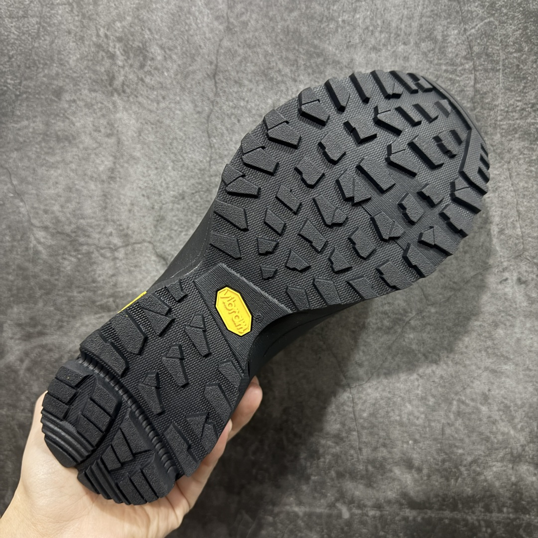 图片[9]-【GX纯原】凯乐石KAILAS 界山 GTX BOA 旋钮 舒适简约经典登山 防滑耐磨防水 低帮 徒步鞋 市面唯一正确防泼水防水面料 正确防水内里布 真正做到内外防水 区别市场假防水 鞋面材质：运用耐磨防砂网布，能防止沙石进入鞋内，同时具备良好的透气性，可让脚部保持干爽。 \\t鞋底性能：搭载Vibram防滑耐磨大底，有出色的抓地力，仿鲨齿纹路设计，能应对各种复杂路面；鞋底还能提供良好的稳定性和支撑力，减少脚部疲劳。 \\t防水技术：采用FILTERTEC防水透气技术，防水指数高达8000mm H₂O，能有效防止雨水渗透，同时能保持脚面干爽。 \\t细节设计：鞋头采用橡胶防撞包边，保护脚趾免受伤害；鞋舌一体式设计，防止碎石泥沙进入；采用亚洲人脚型鞋楦设计，配合中腰包裹，提高舒适性。 适用场景：适合多日或单日轻装徒步，也可用于城市通勤，是一双兼顾户外与日常穿着的多功能鞋子。 尺码：39-45 带半码-选品中心