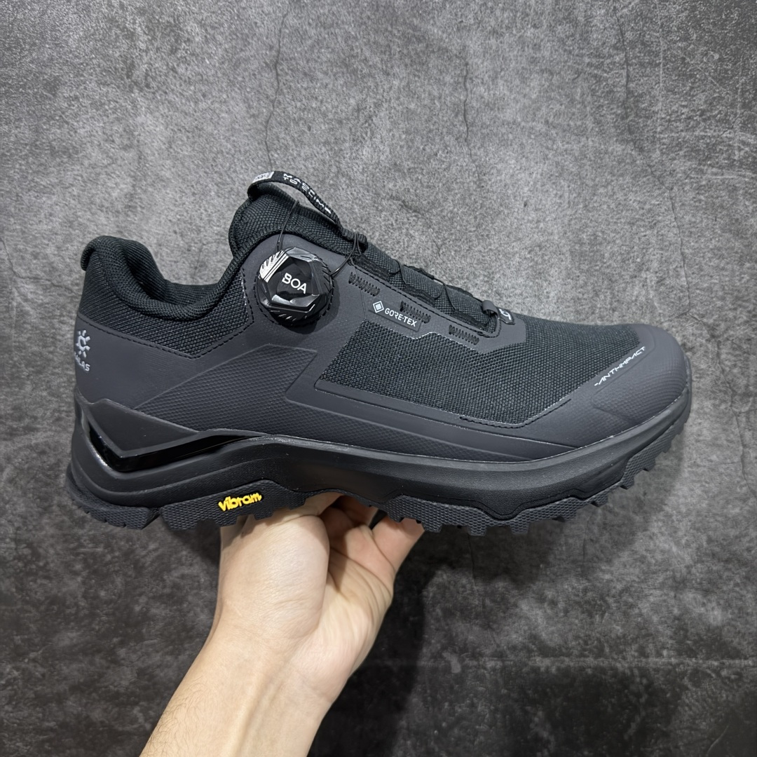 【GX纯原】凯乐石KAILAS 界山 GTX BOA 旋钮 舒适简约经典登山 防滑耐磨防水 低帮 徒步鞋 市面唯一正确防泼水防水面料 正确防水内里布 真正做到内外防水 区别市场假防水 鞋面材质：运用耐磨防砂网布，能防止沙石进入鞋内，同时具备良好的透气性，可让脚部保持干爽。 \\t鞋底性能：搭载Vibram防滑耐磨大底，有出色的抓地力，仿鲨齿纹路设计，能应对各种复杂路面；鞋底还能提供良好的稳定性和支撑力，减少脚部疲劳。 \\t防水技术：采用FILTERTEC防水透气技术，防水指数高达8000mm H₂O，能有效防止雨水渗透，同时能保持脚面干爽。 \\t细节设计：鞋头采用橡胶防撞包边，保护脚趾免受伤害；鞋舌一体式设计，防止碎石泥沙进入；采用亚洲人脚型鞋楦设计，配合中腰包裹，提高舒适性。 适用场景：适合多日或单日轻装徒步，也可用于城市通勤，是一双兼顾户外与日常穿着的多功能鞋子。 尺码：39-45 带半码-选品中心