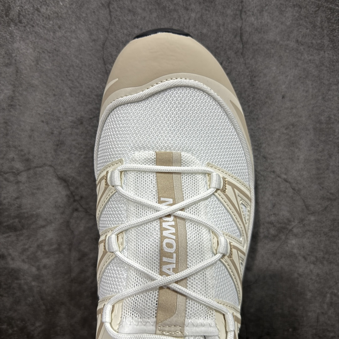 图片[5]-【巅峰升级版】 Salomon XT-6 Expanse 二代 香草色 477242 萨洛蒙复古潮流户外机能登山跑鞋 纯原外贸平台特供订单 耗时半年巨作 全套原纸板楦头开发 原厂特供网布配套加持 确保原汁原味 完美呈现版型 原档数据独家私模五层组合大底 原装Ortholite轻量化鞋垫 中底布带钢印编号 原厂TPU锁扣 进口港宝加持 后跟自然饱满 还原公司包裹性 鞋面以“锯齿”状的包裹系统呈现 在基色底之下加入了各种色点缀 将公司的最新技术和时尚前卫的造型融入耐用的长跑款式中 鞋面由 TPU 薄膜制成 并焊接在高耐磨网眼上 使其既时尚又坚固 由 ACS底盘支撑 可增强稳定性和支撑力 以及由橡胶凸耳 Contragrip外底覆盖的 EVA 缓冲中底 旨在应对崎岖的地形 鞋舌上的彩色Salomon 标签、Quicklace 系统以及鞋头、鞋舌和鞋跟上的附加品牌使细节更加完美 让穿着者可以轻松驾驭户外与通勤下的任何运动生活场景 无缝鞋身户外随意纵横 颜值与脚感兼备 出街通勤 绝对非常吸睛 你值得拥有 尺码：36 36.5 37.5 38 38.5 39 40 40.5 41 42 42.5 43 44 44.5 45-选品中心