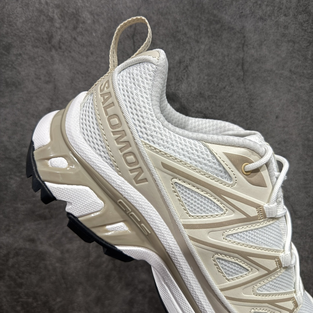 图片[7]-【巅峰升级版】 Salomon XT-6 Expanse 二代 香草色 477242 萨洛蒙复古潮流户外机能登山跑鞋 纯原外贸平台特供订单 耗时半年巨作 全套原纸板楦头开发 原厂特供网布配套加持 确保原汁原味 完美呈现版型 原档数据独家私模五层组合大底 原装Ortholite轻量化鞋垫 中底布带钢印编号 原厂TPU锁扣 进口港宝加持 后跟自然饱满 还原公司包裹性 鞋面以“锯齿”状的包裹系统呈现 在基色底之下加入了各种色点缀 将公司的最新技术和时尚前卫的造型融入耐用的长跑款式中 鞋面由 TPU 薄膜制成 并焊接在高耐磨网眼上 使其既时尚又坚固 由 ACS底盘支撑 可增强稳定性和支撑力 以及由橡胶凸耳 Contragrip外底覆盖的 EVA 缓冲中底 旨在应对崎岖的地形 鞋舌上的彩色Salomon 标签、Quicklace 系统以及鞋头、鞋舌和鞋跟上的附加品牌使细节更加完美 让穿着者可以轻松驾驭户外与通勤下的任何运动生活场景 无缝鞋身户外随意纵横 颜值与脚感兼备 出街通勤 绝对非常吸睛 你值得拥有 尺码：36 36.5 37.5 38 38.5 39 40 40.5 41 42 42.5 43 44 44.5 45-选品中心