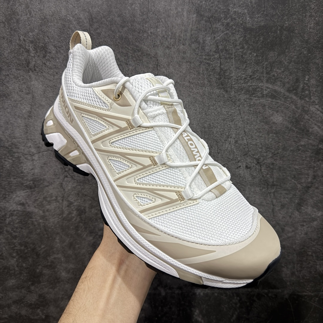 图片[3]-【巅峰升级版】 Salomon XT-6 Expanse 二代 香草色 477242 萨洛蒙复古潮流户外机能登山跑鞋 纯原外贸平台特供订单 耗时半年巨作 全套原纸板楦头开发 原厂特供网布配套加持 确保原汁原味 完美呈现版型 原档数据独家私模五层组合大底 原装Ortholite轻量化鞋垫 中底布带钢印编号 原厂TPU锁扣 进口港宝加持 后跟自然饱满 还原公司包裹性 鞋面以“锯齿”状的包裹系统呈现 在基色底之下加入了各种色点缀 将公司的最新技术和时尚前卫的造型融入耐用的长跑款式中 鞋面由 TPU 薄膜制成 并焊接在高耐磨网眼上 使其既时尚又坚固 由 ACS底盘支撑 可增强稳定性和支撑力 以及由橡胶凸耳 Contragrip外底覆盖的 EVA 缓冲中底 旨在应对崎岖的地形 鞋舌上的彩色Salomon 标签、Quicklace 系统以及鞋头、鞋舌和鞋跟上的附加品牌使细节更加完美 让穿着者可以轻松驾驭户外与通勤下的任何运动生活场景 无缝鞋身户外随意纵横 颜值与脚感兼备 出街通勤 绝对非常吸睛 你值得拥有 尺码：36 36.5 37.5 38 38.5 39 40 40.5 41 42 42.5 43 44 44.5 45-选品中心