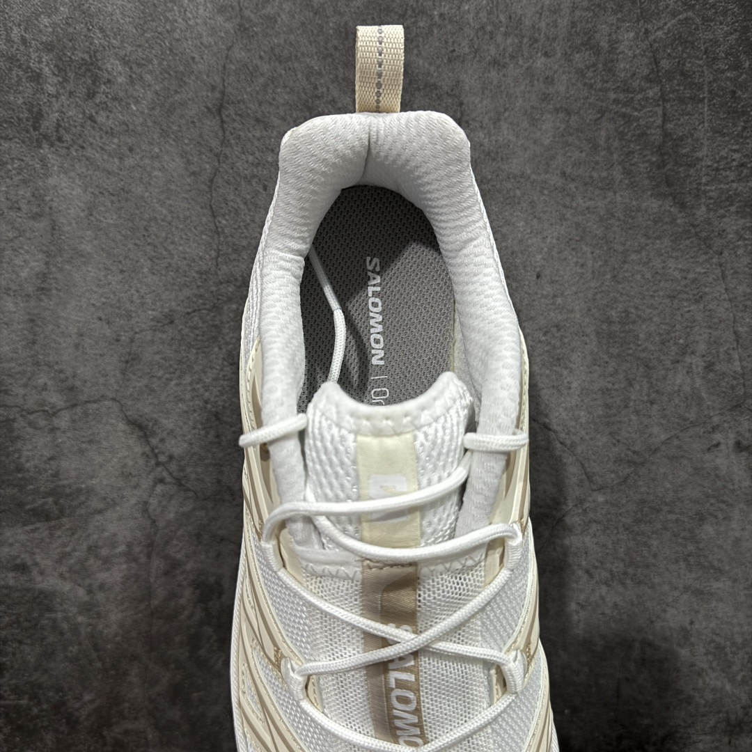 图片[8]-【巅峰升级版】 Salomon XT-6 Expanse 二代 香草色 477242 萨洛蒙复古潮流户外机能登山跑鞋 纯原外贸平台特供订单 耗时半年巨作 全套原纸板楦头开发 原厂特供网布配套加持 确保原汁原味 完美呈现版型 原档数据独家私模五层组合大底 原装Ortholite轻量化鞋垫 中底布带钢印编号 原厂TPU锁扣 进口港宝加持 后跟自然饱满 还原公司包裹性 鞋面以“锯齿”状的包裹系统呈现 在基色底之下加入了各种色点缀 将公司的最新技术和时尚前卫的造型融入耐用的长跑款式中 鞋面由 TPU 薄膜制成 并焊接在高耐磨网眼上 使其既时尚又坚固 由 ACS底盘支撑 可增强稳定性和支撑力 以及由橡胶凸耳 Contragrip外底覆盖的 EVA 缓冲中底 旨在应对崎岖的地形 鞋舌上的彩色Salomon 标签、Quicklace 系统以及鞋头、鞋舌和鞋跟上的附加品牌使细节更加完美 让穿着者可以轻松驾驭户外与通勤下的任何运动生活场景 无缝鞋身户外随意纵横 颜值与脚感兼备 出街通勤 绝对非常吸睛 你值得拥有 尺码：36 36.5 37.5 38 38.5 39 40 40.5 41 42 42.5 43 44 44.5 45-选品中心