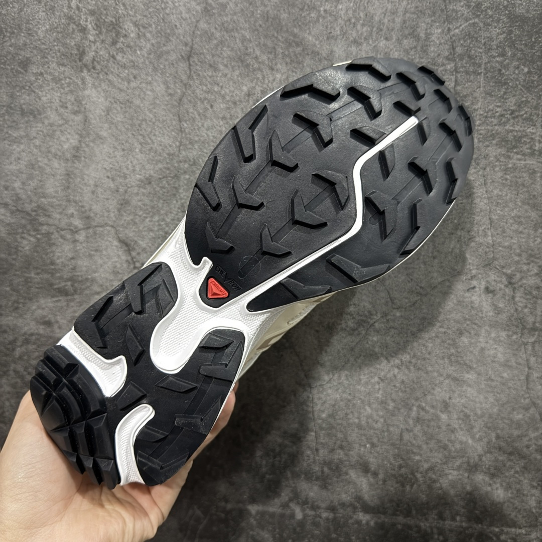 图片[9]-【巅峰升级版】 Salomon XT-6 Expanse 二代 香草色 477242 萨洛蒙复古潮流户外机能登山跑鞋 纯原外贸平台特供订单 耗时半年巨作 全套原纸板楦头开发 原厂特供网布配套加持 确保原汁原味 完美呈现版型 原档数据独家私模五层组合大底 原装Ortholite轻量化鞋垫 中底布带钢印编号 原厂TPU锁扣 进口港宝加持 后跟自然饱满 还原公司包裹性 鞋面以“锯齿”状的包裹系统呈现 在基色底之下加入了各种色点缀 将公司的最新技术和时尚前卫的造型融入耐用的长跑款式中 鞋面由 TPU 薄膜制成 并焊接在高耐磨网眼上 使其既时尚又坚固 由 ACS底盘支撑 可增强稳定性和支撑力 以及由橡胶凸耳 Contragrip外底覆盖的 EVA 缓冲中底 旨在应对崎岖的地形 鞋舌上的彩色Salomon 标签、Quicklace 系统以及鞋头、鞋舌和鞋跟上的附加品牌使细节更加完美 让穿着者可以轻松驾驭户外与通勤下的任何运动生活场景 无缝鞋身户外随意纵横 颜值与脚感兼备 出街通勤 绝对非常吸睛 你值得拥有 尺码：36 36.5 37.5 38 38.5 39 40 40.5 41 42 42.5 43 44 44.5 45-选品中心