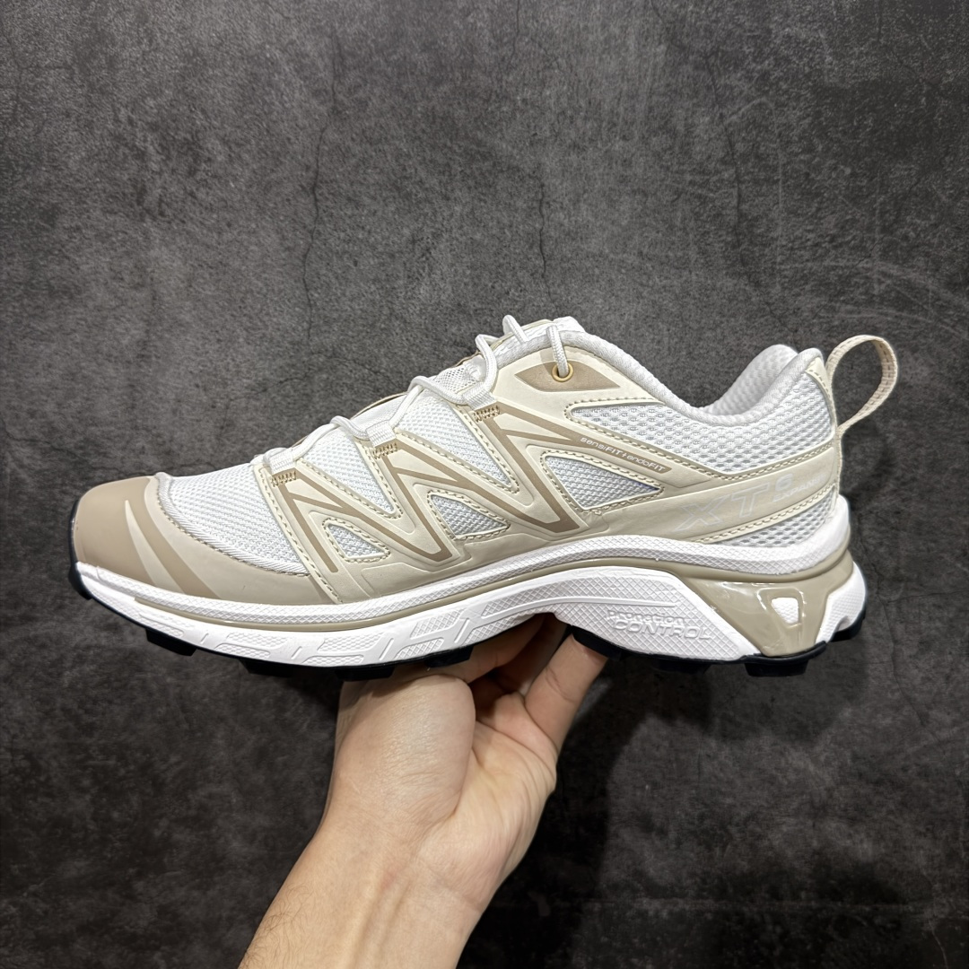 图片[2]-【巅峰升级版】 Salomon XT-6 Expanse 二代 香草色 477242 萨洛蒙复古潮流户外机能登山跑鞋 纯原外贸平台特供订单 耗时半年巨作 全套原纸板楦头开发 原厂特供网布配套加持 确保原汁原味 完美呈现版型 原档数据独家私模五层组合大底 原装Ortholite轻量化鞋垫 中底布带钢印编号 原厂TPU锁扣 进口港宝加持 后跟自然饱满 还原公司包裹性 鞋面以“锯齿”状的包裹系统呈现 在基色底之下加入了各种色点缀 将公司的最新技术和时尚前卫的造型融入耐用的长跑款式中 鞋面由 TPU 薄膜制成 并焊接在高耐磨网眼上 使其既时尚又坚固 由 ACS底盘支撑 可增强稳定性和支撑力 以及由橡胶凸耳 Contragrip外底覆盖的 EVA 缓冲中底 旨在应对崎岖的地形 鞋舌上的彩色Salomon 标签、Quicklace 系统以及鞋头、鞋舌和鞋跟上的附加品牌使细节更加完美 让穿着者可以轻松驾驭户外与通勤下的任何运动生活场景 无缝鞋身户外随意纵横 颜值与脚感兼备 出街通勤 绝对非常吸睛 你值得拥有 尺码：36 36.5 37.5 38 38.5 39 40 40.5 41 42 42.5 43 44 44.5 45-选品中心