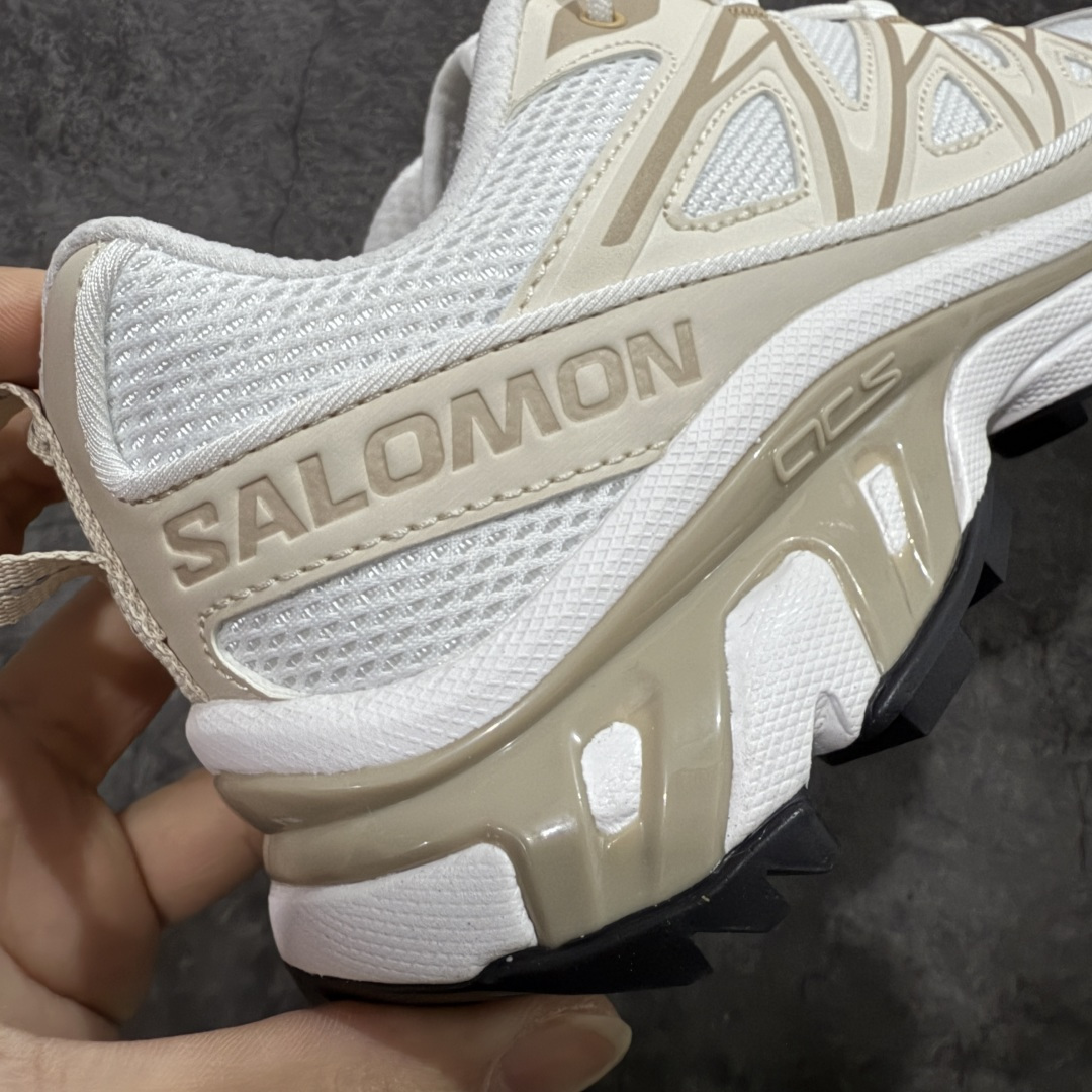 图片[3]-【巅峰升级版】 Salomon XT-6 Expanse 二代 香草色 477242 萨洛蒙复古潮流户外机能登山跑鞋 纯原外贸平台特供订单 耗时半年巨作 全套原纸板楦头开发 原厂特供网布配套加持 确保原汁原味 完美呈现版型 原档数据独家私模五层组合大底 原装Ortholite轻量化鞋垫 中底布带钢印编号 原厂TPU锁扣 进口港宝加持 后跟自然饱满 还原公司包裹性 鞋面以“锯齿”状的包裹系统呈现 在基色底之下加入了各种色点缀 将公司的最新技术和时尚前卫的造型融入耐用的长跑款式中 鞋面由 TPU 薄膜制成 并焊接在高耐磨网眼上 使其既时尚又坚固 由 ACS底盘支撑 可增强稳定性和支撑力 以及由橡胶凸耳 Contragrip外底覆盖的 EVA 缓冲中底 旨在应对崎岖的地形 鞋舌上的彩色Salomon 标签、Quicklace 系统以及鞋头、鞋舌和鞋跟上的附加品牌使细节更加完美 让穿着者可以轻松驾驭户外与通勤下的任何运动生活场景 无缝鞋身户外随意纵横 颜值与脚感兼备 出街通勤 绝对非常吸睛 你值得拥有 尺码：36 36.5 37.5 38 38.5 39 40 40.5 41 42 42.5 43 44 44.5 45-选品中心