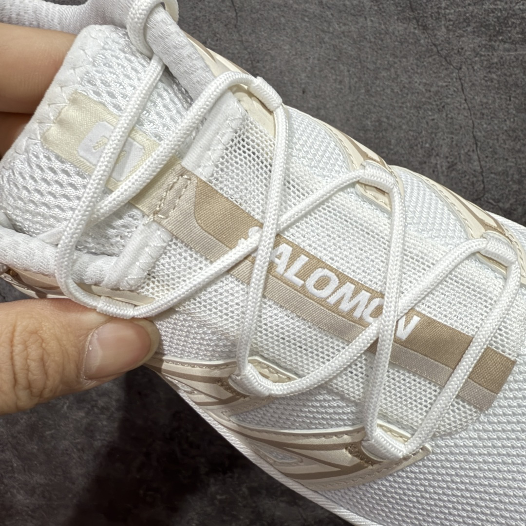 图片[6]-【巅峰升级版】 Salomon XT-6 Expanse 二代 香草色 477242 萨洛蒙复古潮流户外机能登山跑鞋 纯原外贸平台特供订单 耗时半年巨作 全套原纸板楦头开发 原厂特供网布配套加持 确保原汁原味 完美呈现版型 原档数据独家私模五层组合大底 原装Ortholite轻量化鞋垫 中底布带钢印编号 原厂TPU锁扣 进口港宝加持 后跟自然饱满 还原公司包裹性 鞋面以“锯齿”状的包裹系统呈现 在基色底之下加入了各种色点缀 将公司的最新技术和时尚前卫的造型融入耐用的长跑款式中 鞋面由 TPU 薄膜制成 并焊接在高耐磨网眼上 使其既时尚又坚固 由 ACS底盘支撑 可增强稳定性和支撑力 以及由橡胶凸耳 Contragrip外底覆盖的 EVA 缓冲中底 旨在应对崎岖的地形 鞋舌上的彩色Salomon 标签、Quicklace 系统以及鞋头、鞋舌和鞋跟上的附加品牌使细节更加完美 让穿着者可以轻松驾驭户外与通勤下的任何运动生活场景 无缝鞋身户外随意纵横 颜值与脚感兼备 出街通勤 绝对非常吸睛 你值得拥有 尺码：36 36.5 37.5 38 38.5 39 40 40.5 41 42 42.5 43 44 44.5 45-选品中心