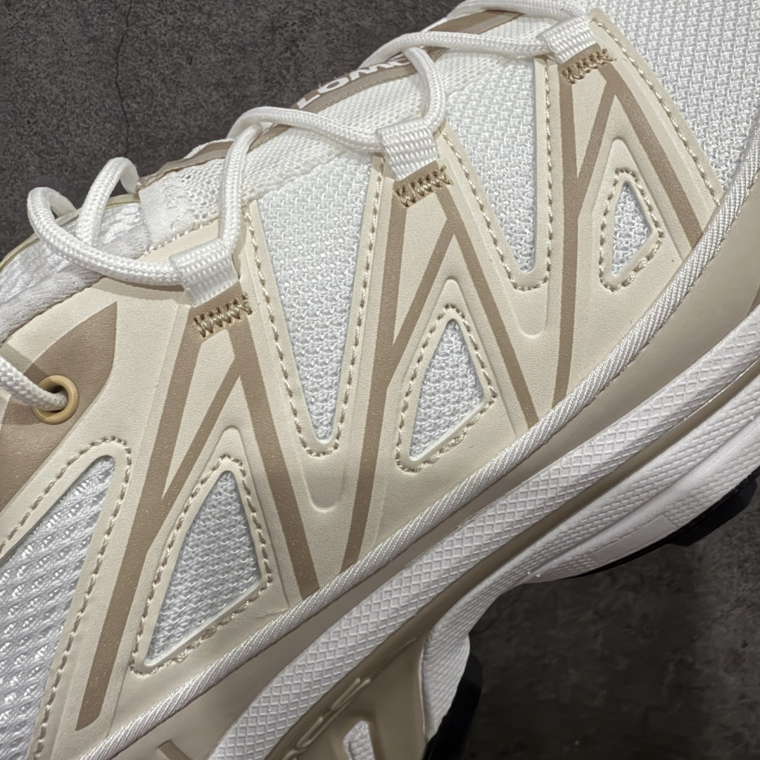 图片[4]-【巅峰升级版】 Salomon XT-6 Expanse 二代 香草色 477242 萨洛蒙复古潮流户外机能登山跑鞋 纯原外贸平台特供订单 耗时半年巨作 全套原纸板楦头开发 原厂特供网布配套加持 确保原汁原味 完美呈现版型 原档数据独家私模五层组合大底 原装Ortholite轻量化鞋垫 中底布带钢印编号 原厂TPU锁扣 进口港宝加持 后跟自然饱满 还原公司包裹性 鞋面以“锯齿”状的包裹系统呈现 在基色底之下加入了各种色点缀 将公司的最新技术和时尚前卫的造型融入耐用的长跑款式中 鞋面由 TPU 薄膜制成 并焊接在高耐磨网眼上 使其既时尚又坚固 由 ACS底盘支撑 可增强稳定性和支撑力 以及由橡胶凸耳 Contragrip外底覆盖的 EVA 缓冲中底 旨在应对崎岖的地形 鞋舌上的彩色Salomon 标签、Quicklace 系统以及鞋头、鞋舌和鞋跟上的附加品牌使细节更加完美 让穿着者可以轻松驾驭户外与通勤下的任何运动生活场景 无缝鞋身户外随意纵横 颜值与脚感兼备 出街通勤 绝对非常吸睛 你值得拥有 尺码：36 36.5 37.5 38 38.5 39 40 40.5 41 42 42.5 43 44 44.5 45-选品中心