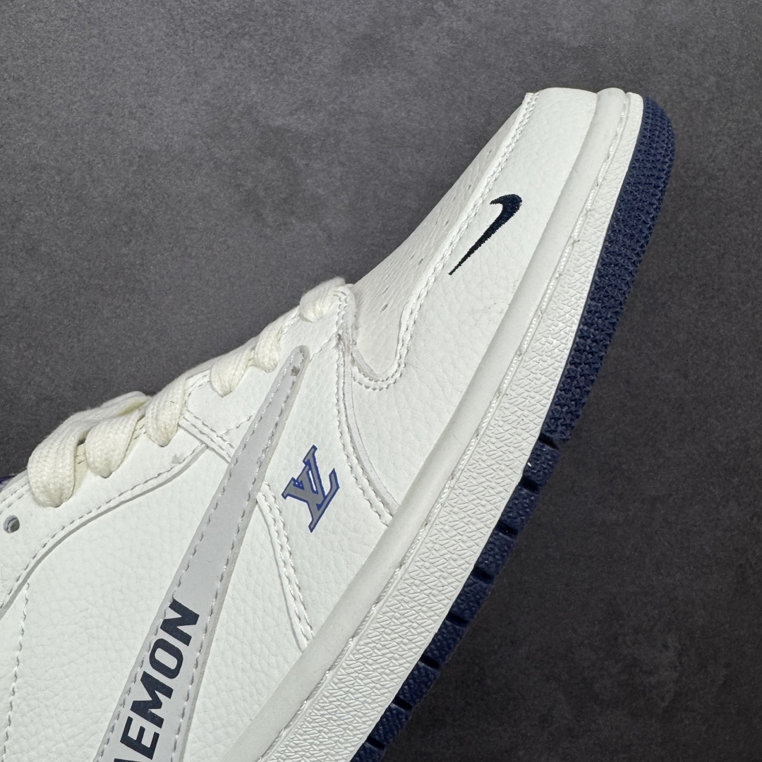 图片[5]-【定制版】乔丹Fragment x Travis Scott xDior Air Jordan 1 Low 三方联名倒钩，整双鞋以全荔枝皮打造，腰身搭配白色「倒勾」，再点缀上Travis Scott 标志性的Logo，后跟处以藤原浩最拿手的蓝色为主色调，完善极具Fragment Design的白蓝黑设计风格，左右脚分别以Travis Scott鬼脸和乔丹飞翼加以修饰，彰显出三方联名的奢华格调 尺码： 36 36.5 37.5 38 38.5 39 40 40.5 41 42 42.5 43 44 45 货号：DZ2688-004 编码：HXSB330340-选品中心