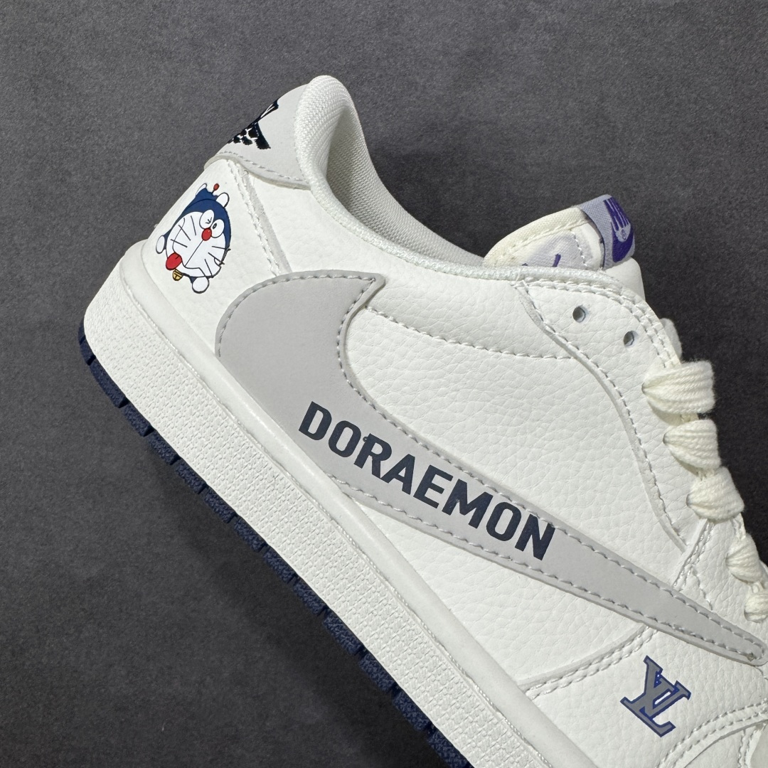 图片[6]-【定制版】乔丹Fragment x Travis Scott xDior Air Jordan 1 Low 三方联名倒钩，整双鞋以全荔枝皮打造，腰身搭配白色「倒勾」，再点缀上Travis Scott 标志性的Logo，后跟处以藤原浩最拿手的蓝色为主色调，完善极具Fragment Design的白蓝黑设计风格，左右脚分别以Travis Scott鬼脸和乔丹飞翼加以修饰，彰显出三方联名的奢华格调 尺码： 36 36.5 37.5 38 38.5 39 40 40.5 41 42 42.5 43 44 45 货号：DZ2688-004 编码：HXSB330340-选品中心