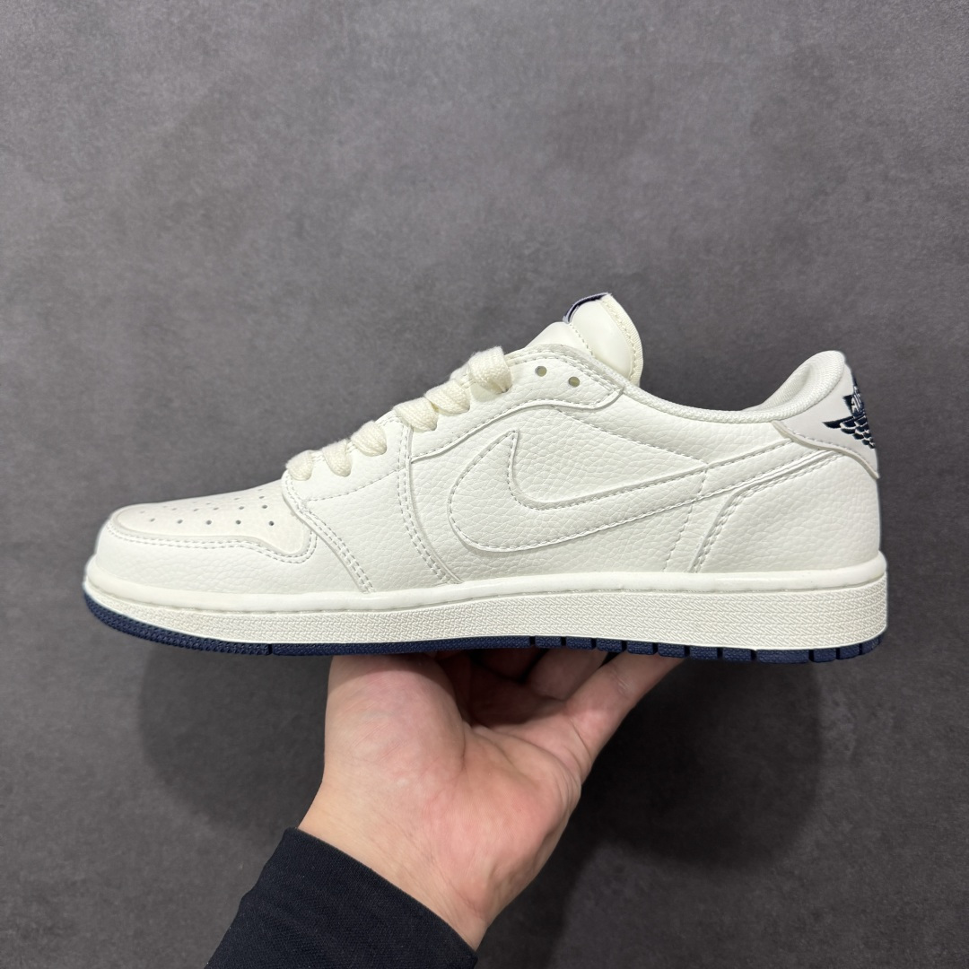 图片[2]-【定制版】乔丹Fragment x Travis Scott xDior Air Jordan 1 Low 三方联名倒钩，整双鞋以全荔枝皮打造，腰身搭配白色「倒勾」，再点缀上Travis Scott 标志性的Logo，后跟处以藤原浩最拿手的蓝色为主色调，完善极具Fragment Design的白蓝黑设计风格，左右脚分别以Travis Scott鬼脸和乔丹飞翼加以修饰，彰显出三方联名的奢华格调 尺码： 36 36.5 37.5 38 38.5 39 40 40.5 41 42 42.5 43 44 45 货号：DZ2688-004 编码：HXSB330340-选品中心